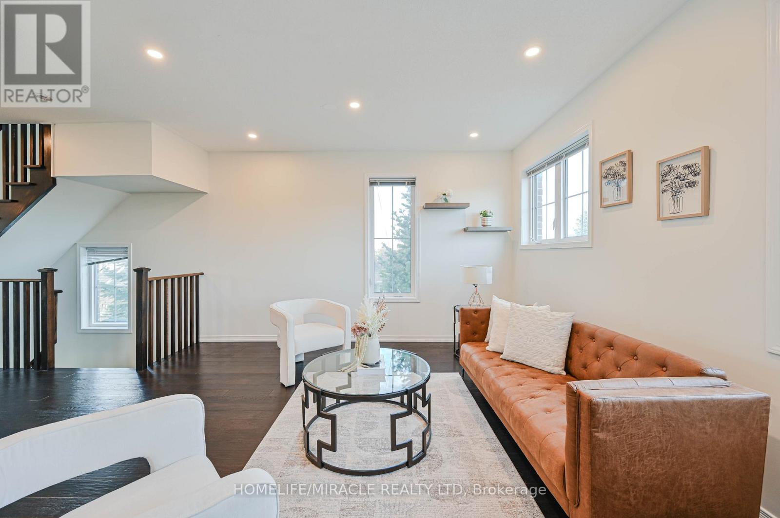102 Cedar Lake Crescent, Brampton, ON - Indoor Photo Showing Living Room