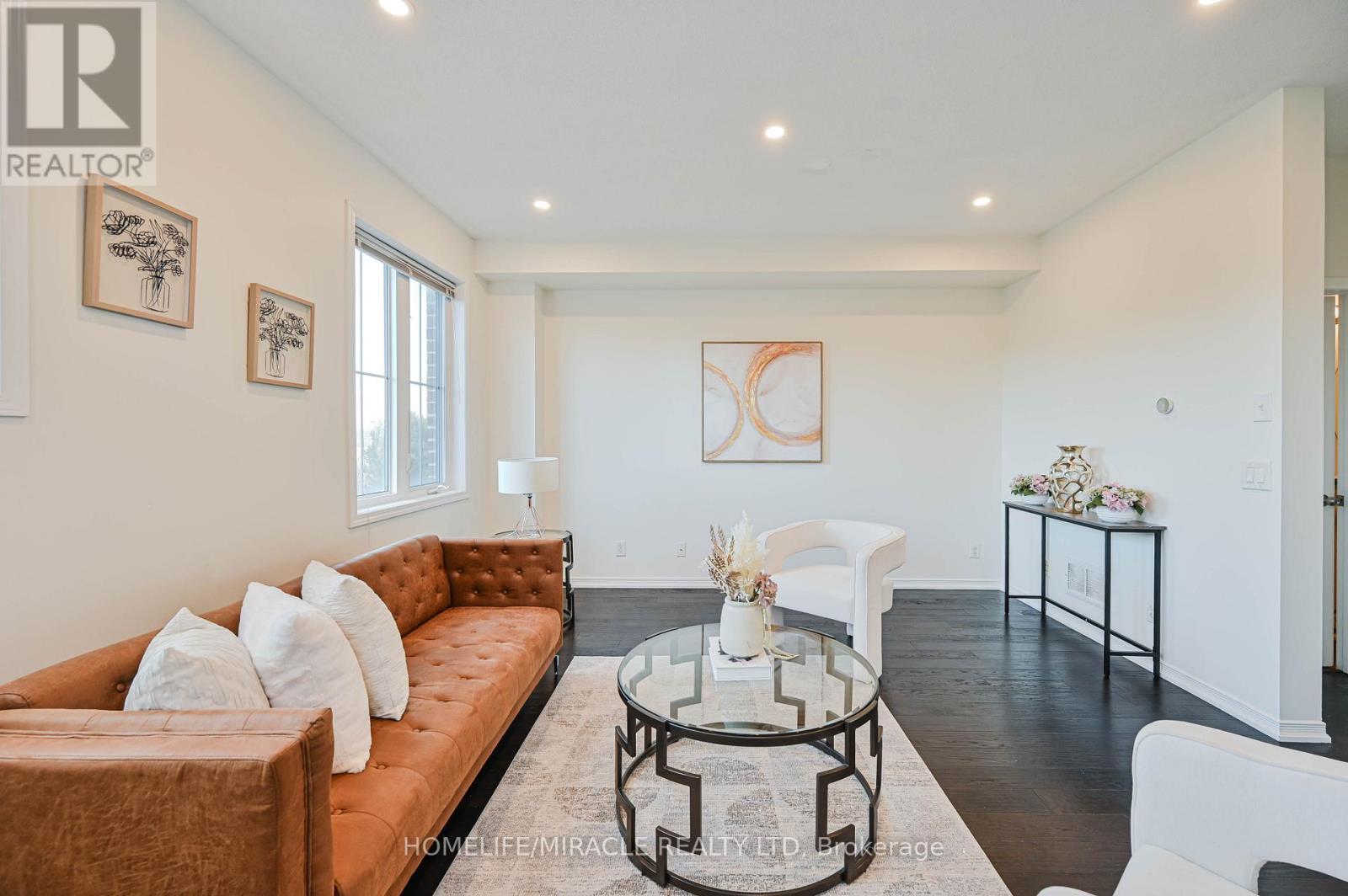 102 Cedar Lake Crescent, Brampton, ON - Indoor Photo Showing Living Room