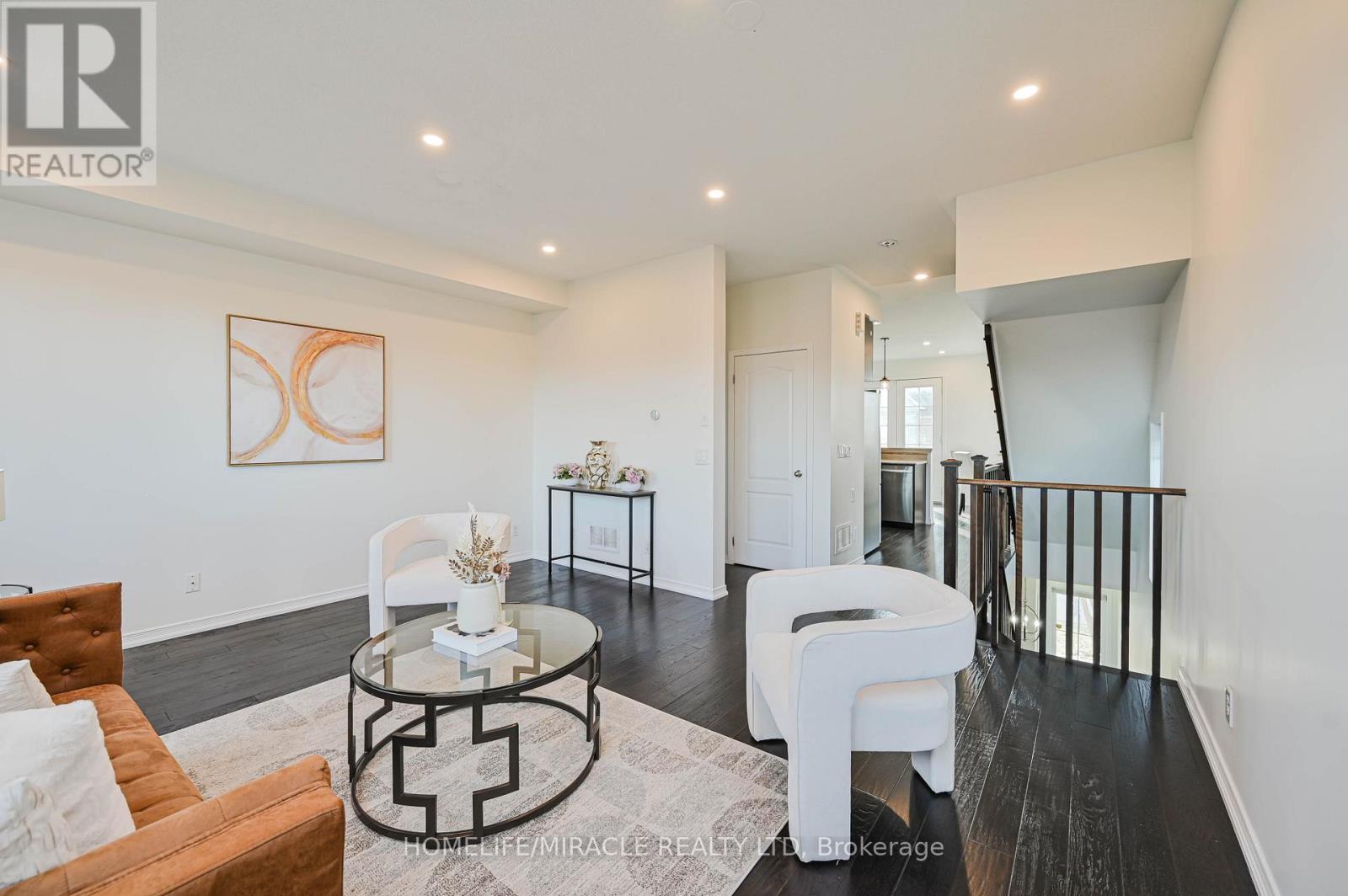 102 Cedar Lake Crescent, Brampton, ON - Indoor Photo Showing Living Room