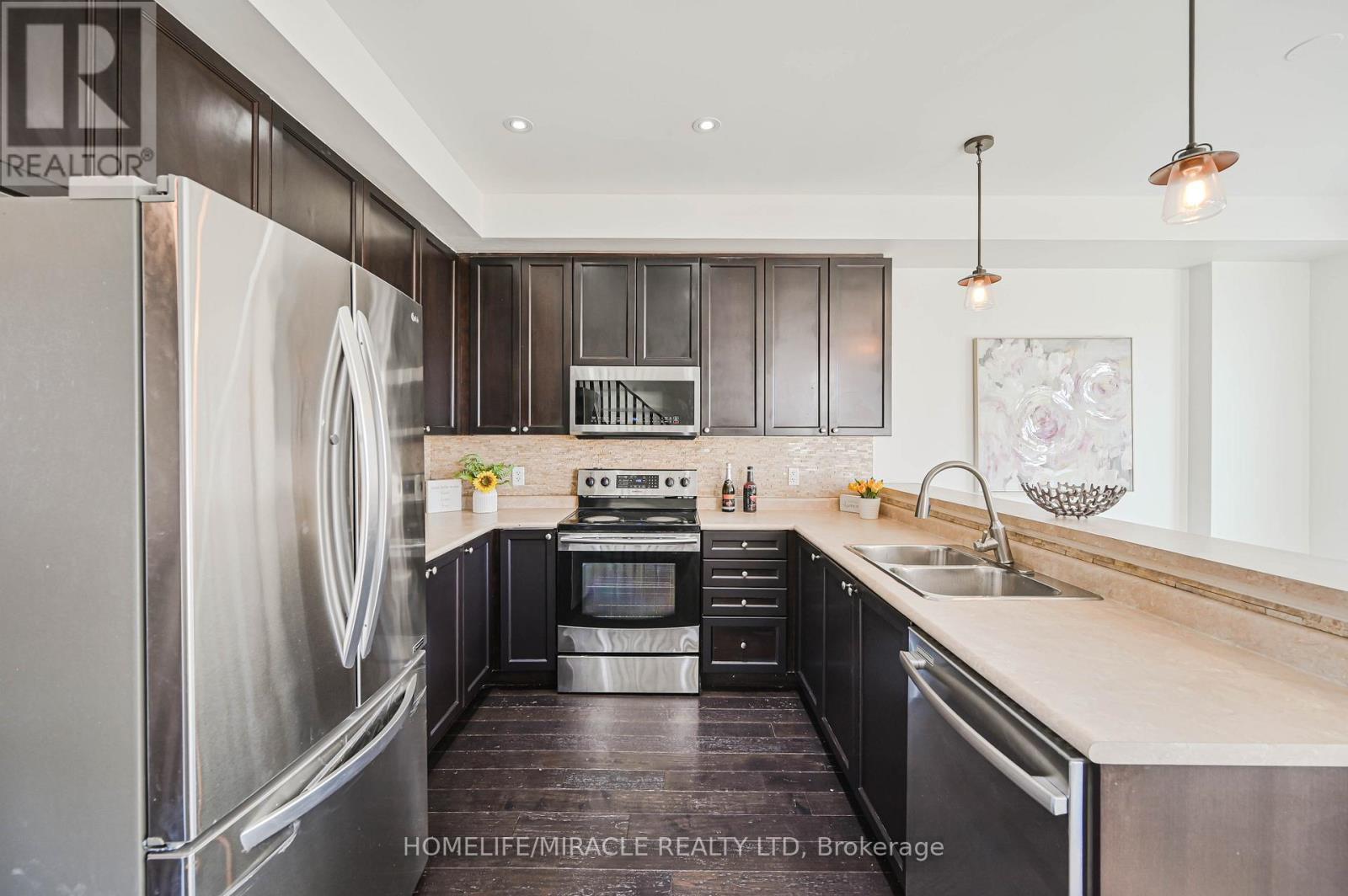 102 Cedar Lake Crescent, Brampton, ON - Indoor Photo Showing Kitchen With Double Sink With Upgraded Kitchen