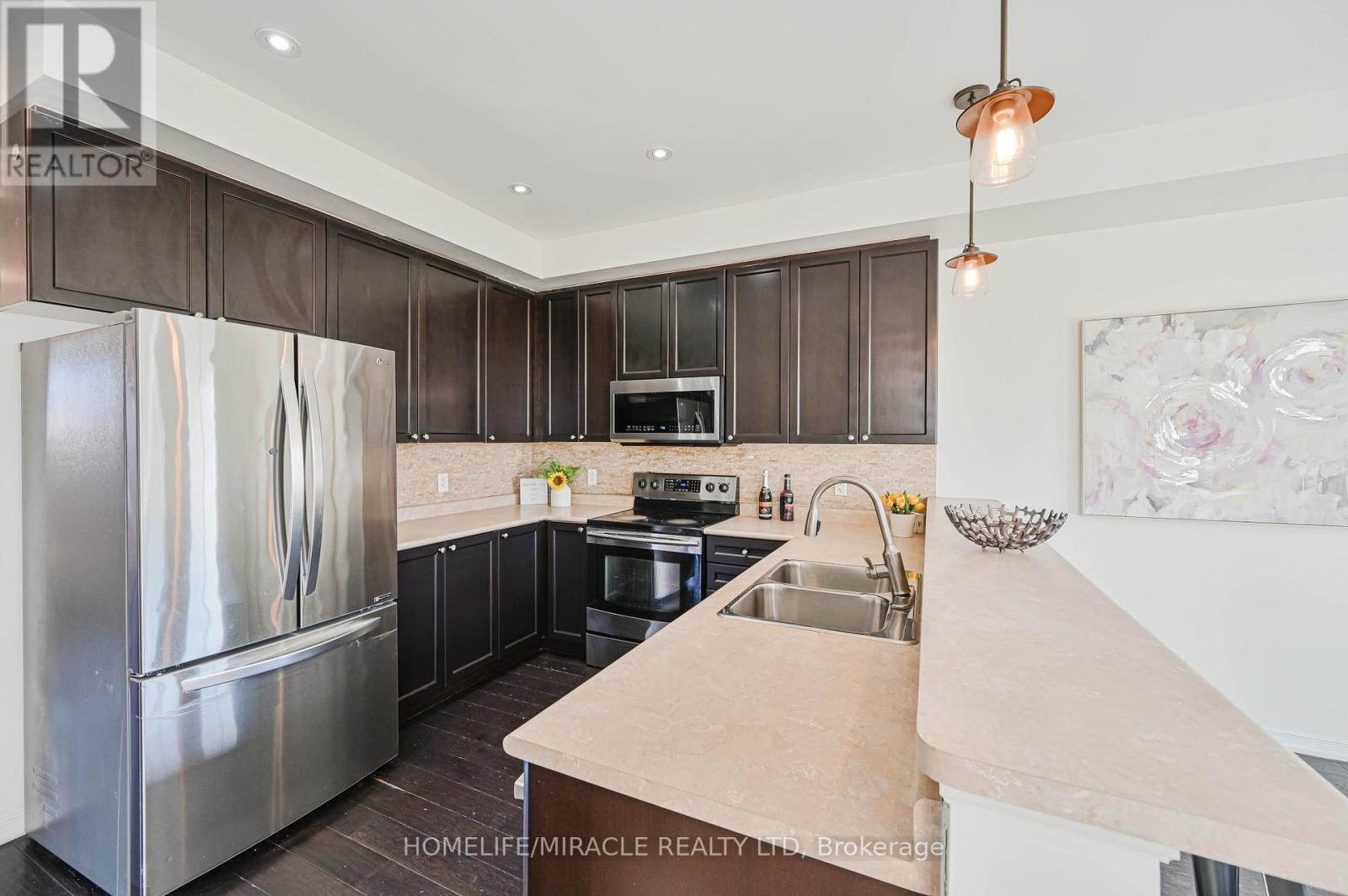 102 Cedar Lake Crescent, Brampton, ON - Indoor Photo Showing Kitchen With Double Sink With Upgraded Kitchen