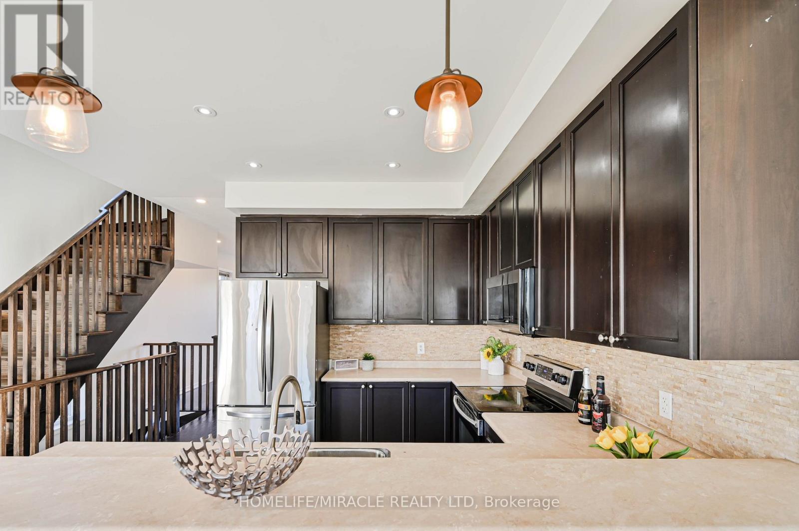102 Cedar Lake Crescent, Brampton, ON - Indoor Photo Showing Kitchen With Double Sink With Upgraded Kitchen