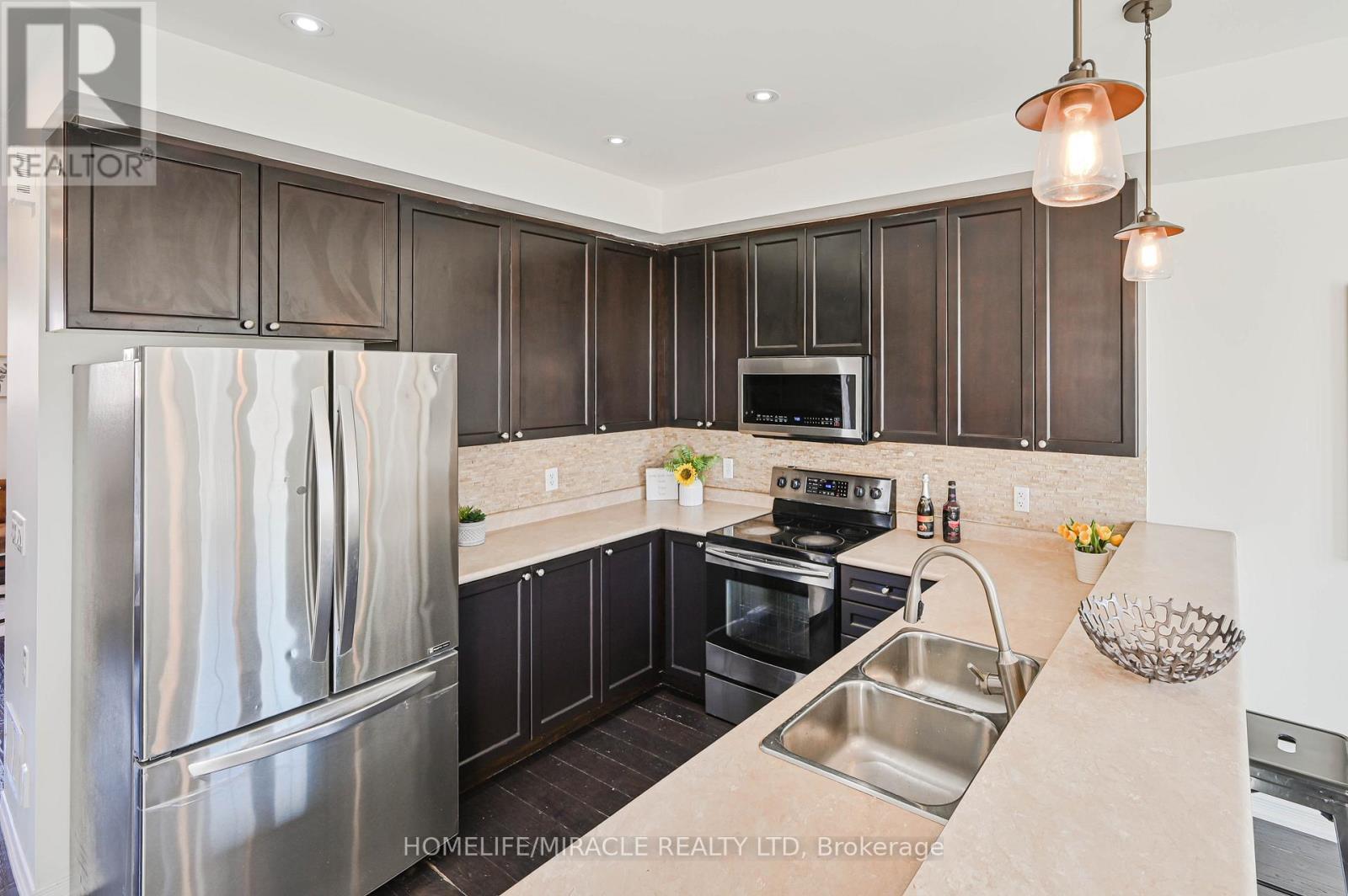 102 Cedar Lake Crescent, Brampton, ON - Indoor Photo Showing Kitchen With Double Sink With Upgraded Kitchen