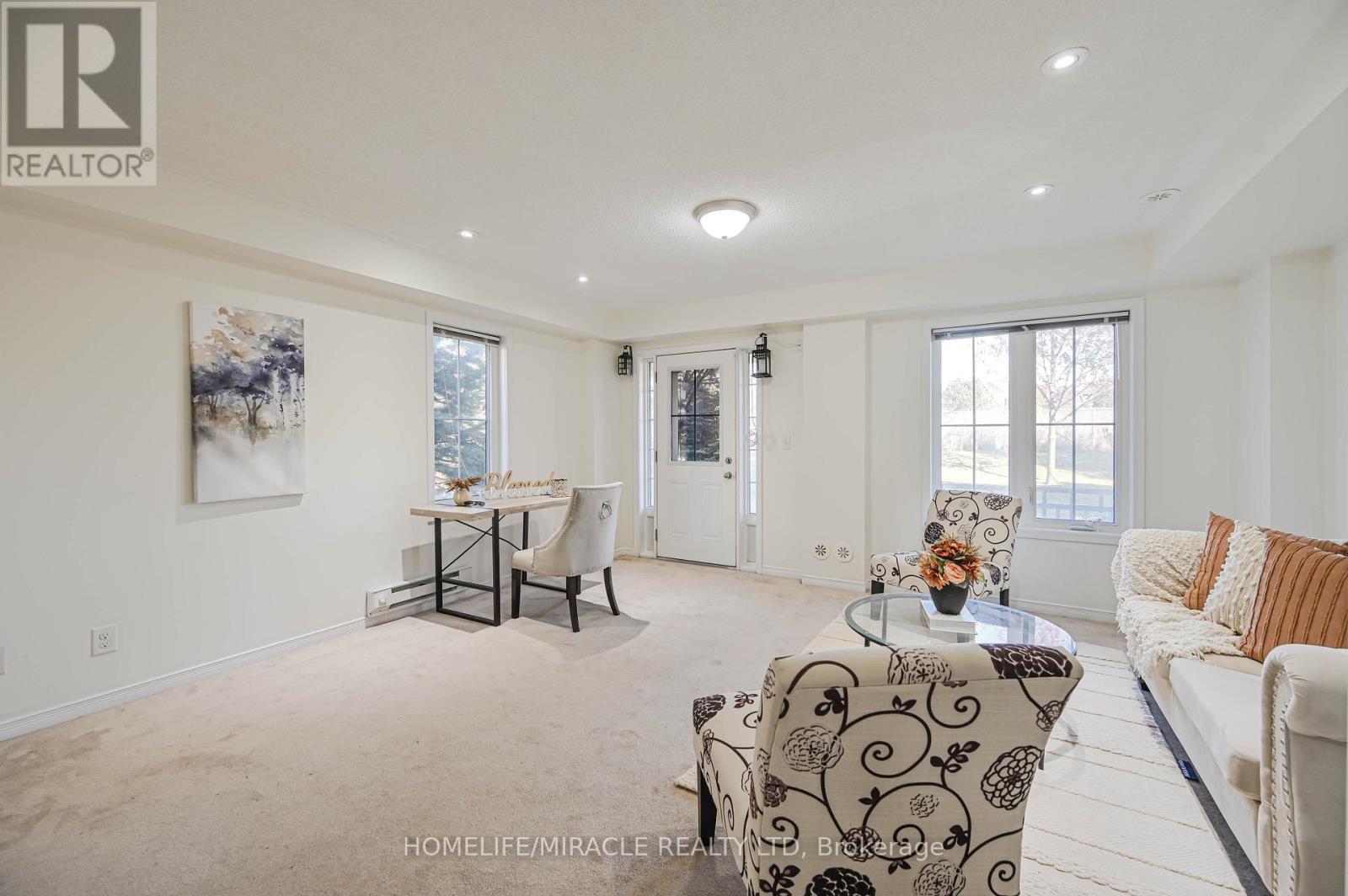 102 Cedar Lake Crescent, Brampton, ON - Indoor Photo Showing Living Room
