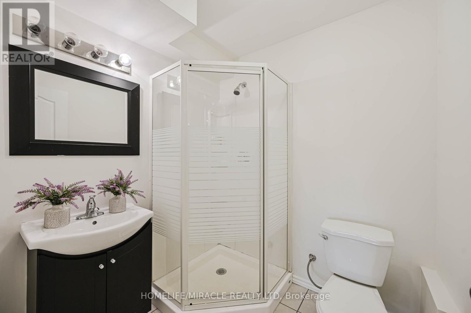 102 Cedar Lake Crescent, Brampton, ON - Indoor Photo Showing Bathroom