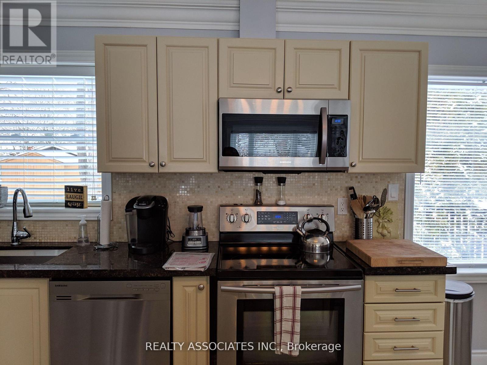 1315 Crossfield Bend, Mississauga, ON - Indoor Photo Showing Kitchen With Stainless Steel Kitchen