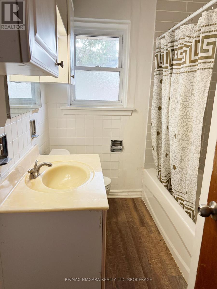 6427 Burdette Drive, Niagara Falls (Morrison), ON - Indoor Photo Showing Bathroom