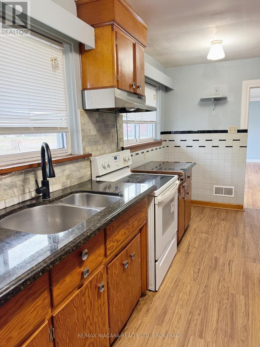 6427 Burdette Drive, Niagara Falls (Morrison), ON - Indoor Photo Showing Kitchen With Double Sink