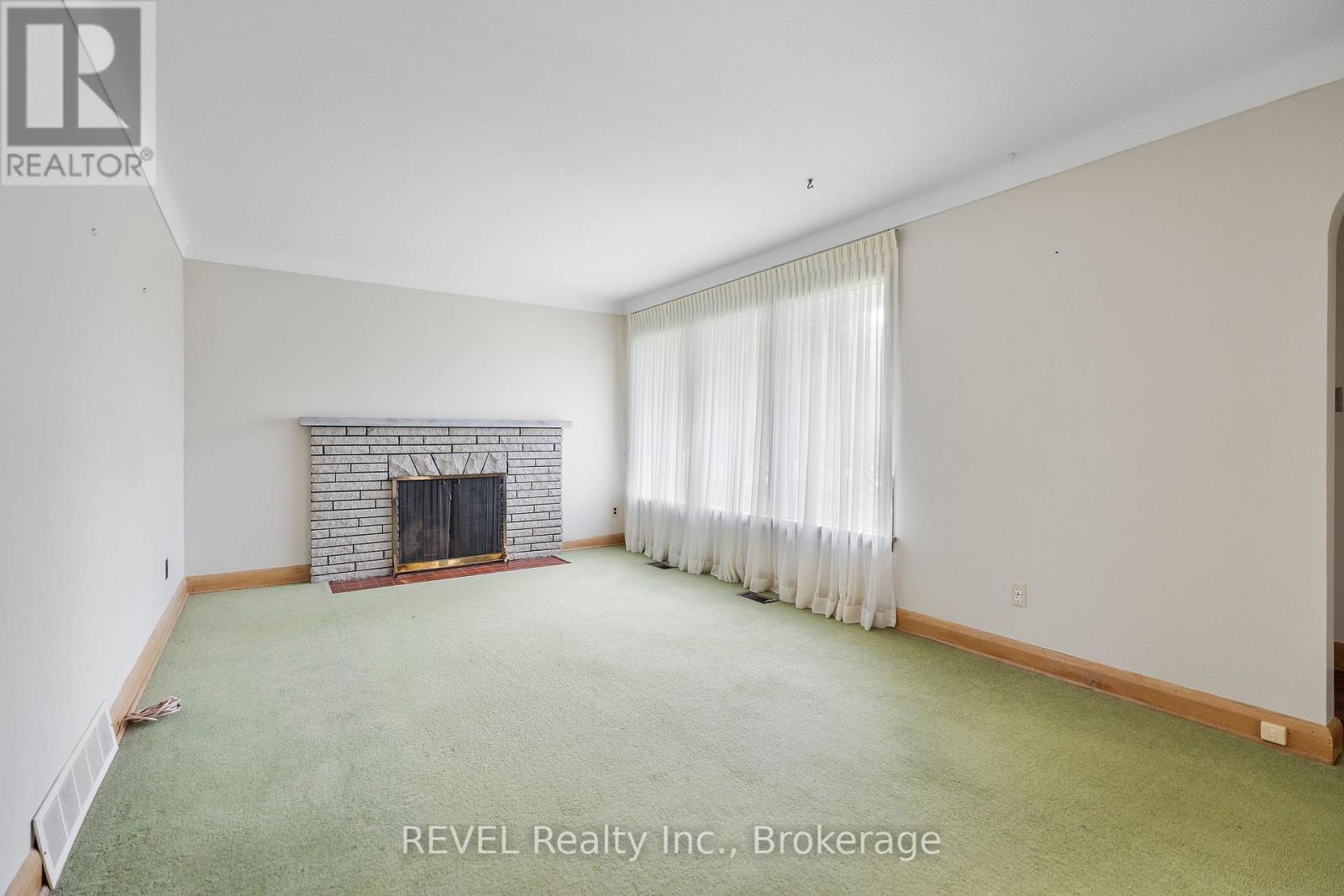 1544 Four Mile Creek Road, Niagara-On-The-Lake (Virgil), ON - Indoor With Fireplace