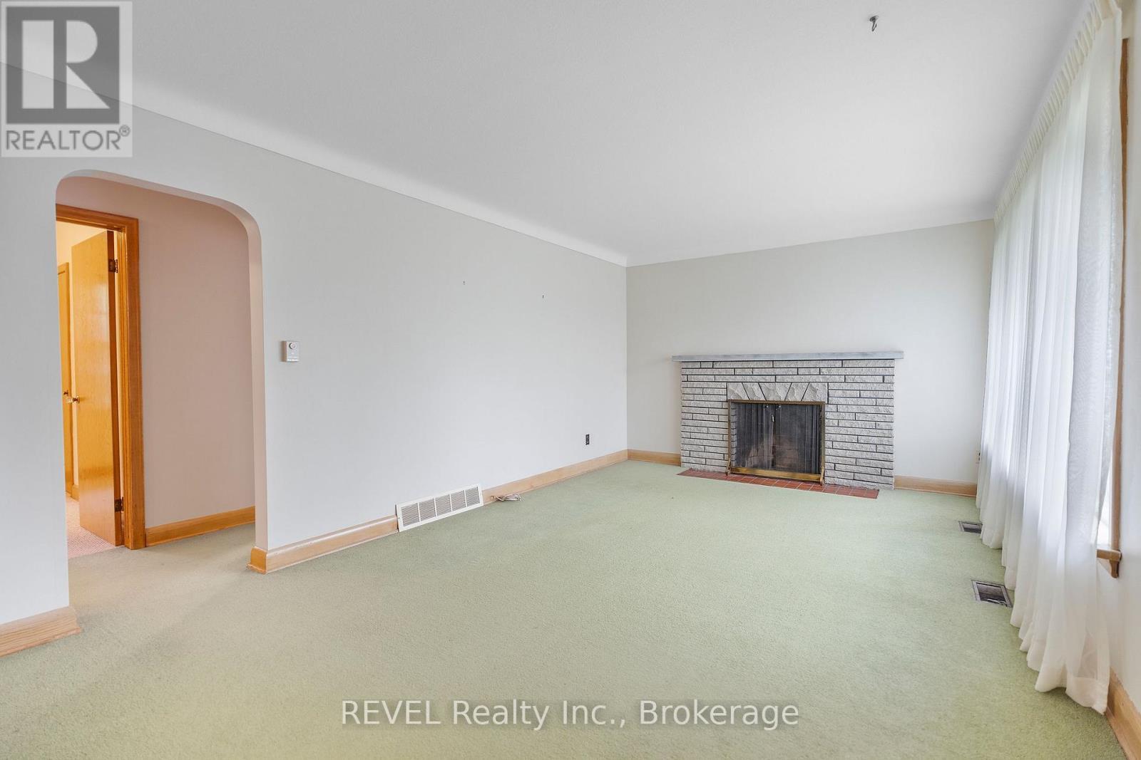 1544 Four Mile Creek Road, Niagara-On-The-Lake (Virgil), ON - Indoor With Fireplace