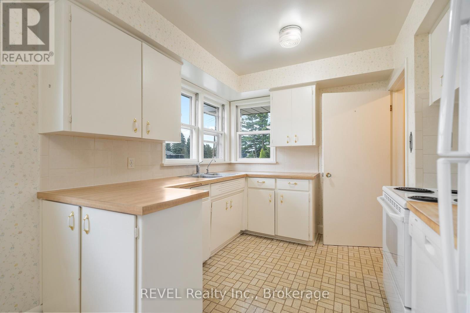 1544 Four Mile Creek Road, Niagara-On-The-Lake (Virgil), ON - Indoor Photo Showing Kitchen