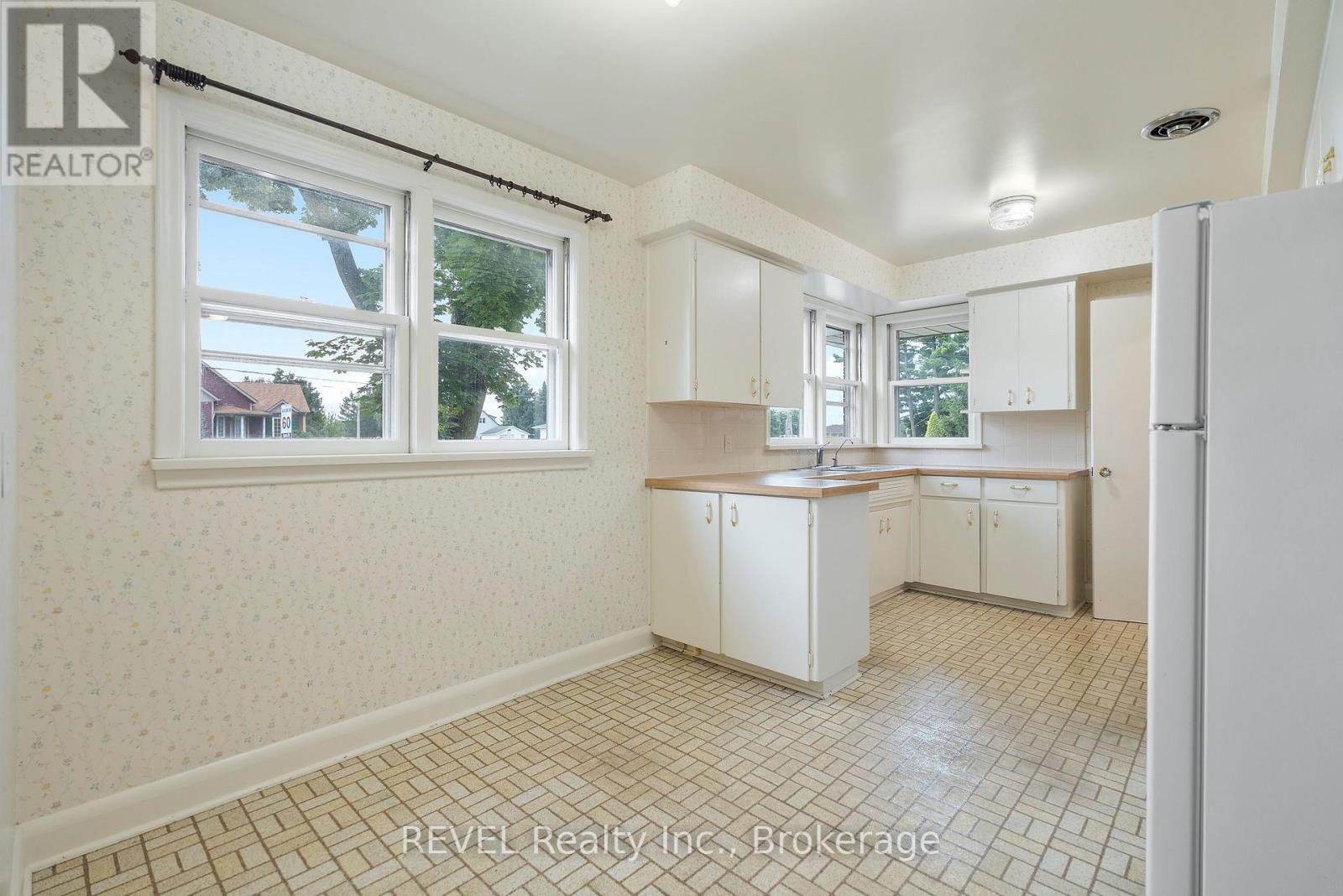 1544 Four Mile Creek Road, Niagara-On-The-Lake (Virgil), ON - Indoor Photo Showing Kitchen