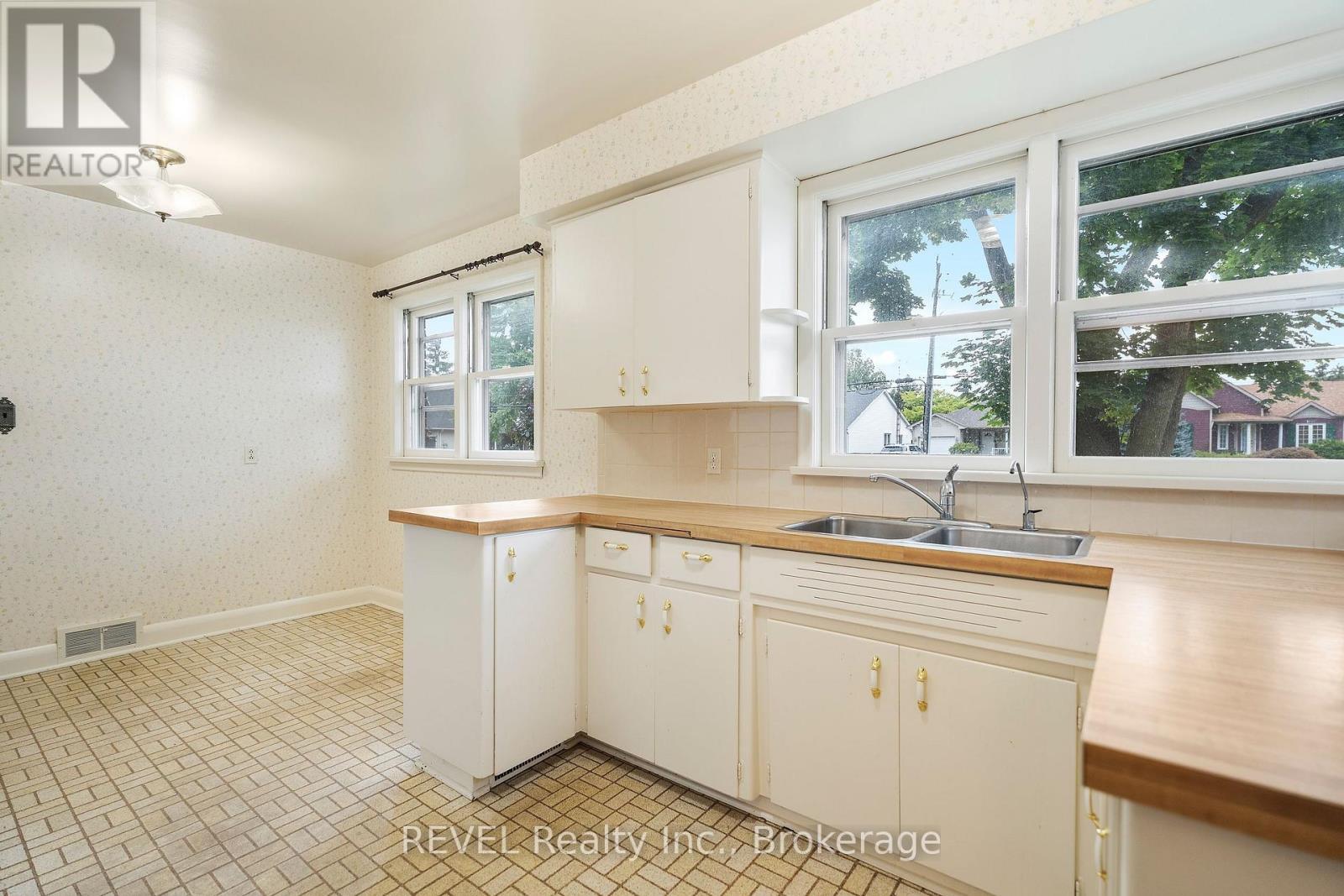1544 Four Mile Creek Road, Niagara-On-The-Lake (Virgil), ON - Indoor Photo Showing Kitchen With Double Sink