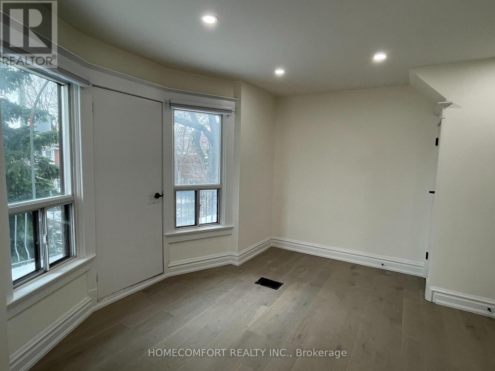 Upper - 33 Strathmore Boulevard, Toronto, ON - Indoor Photo Showing Other Room