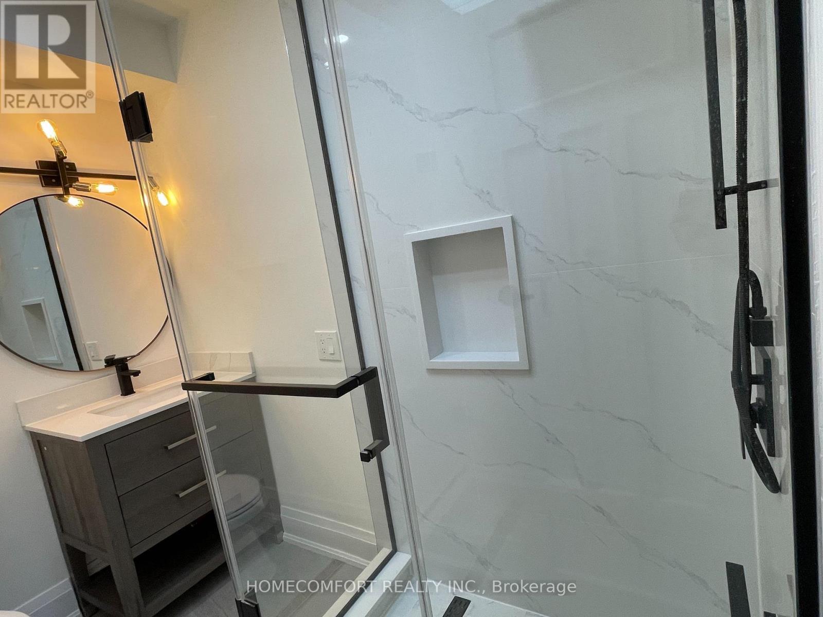 Upper - 33 Strathmore Boulevard, Toronto, ON - Indoor Photo Showing Bathroom