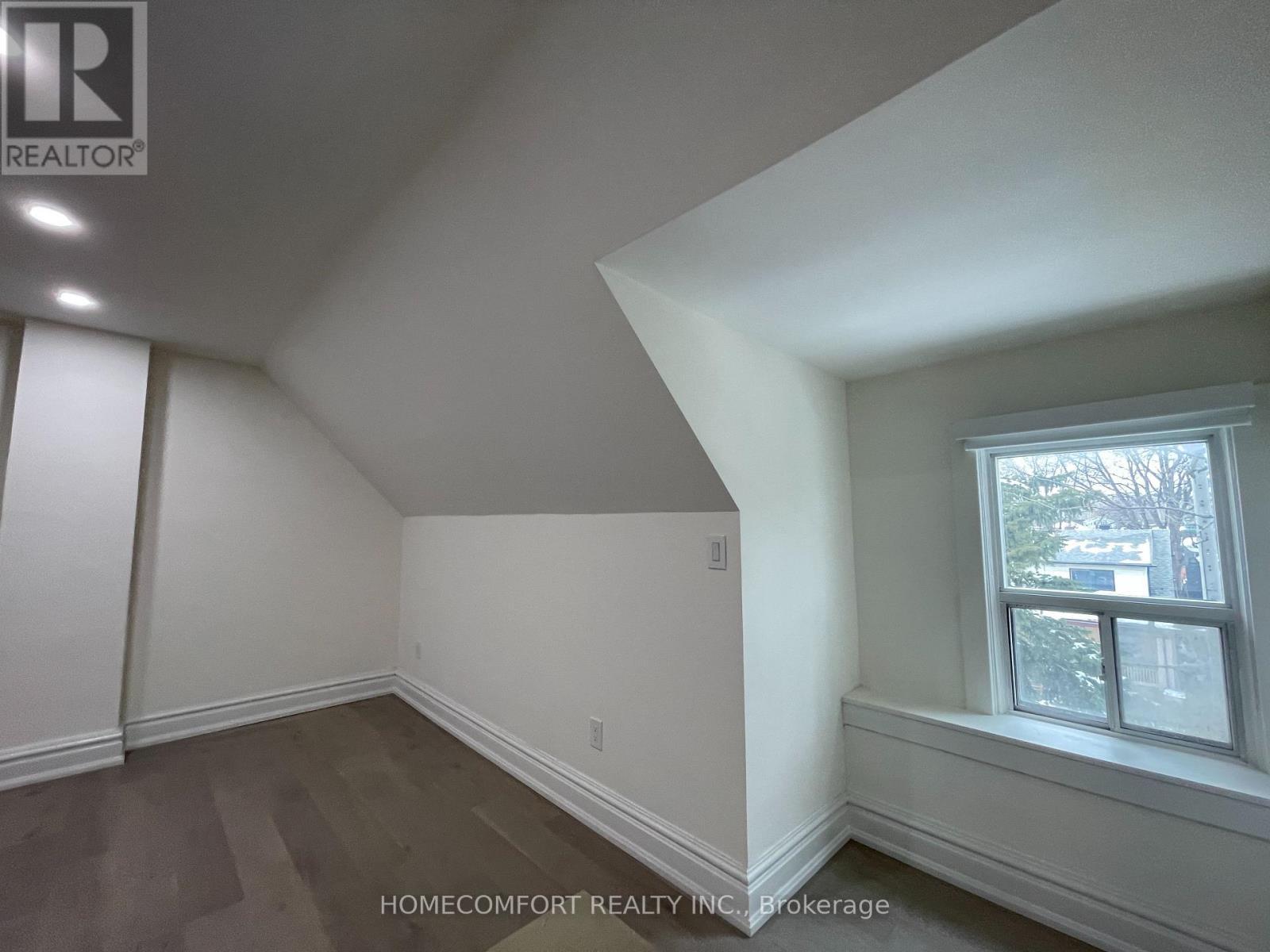 Upper - 33 Strathmore Boulevard, Toronto, ON - Indoor Photo Showing Other Room