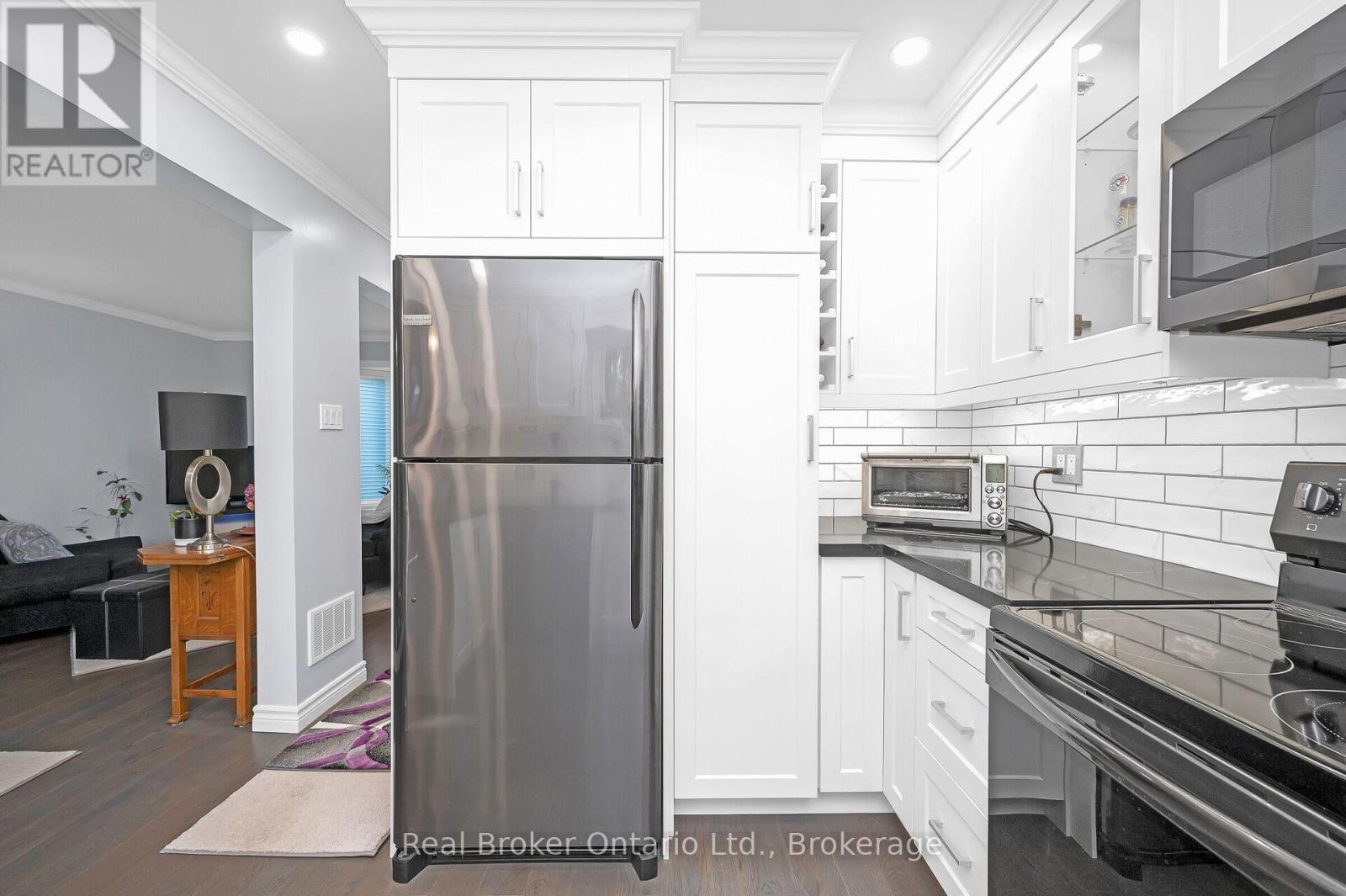 163 Ross Lane, Oakville (Ro River Oaks), ON - Indoor Photo Showing Kitchen
