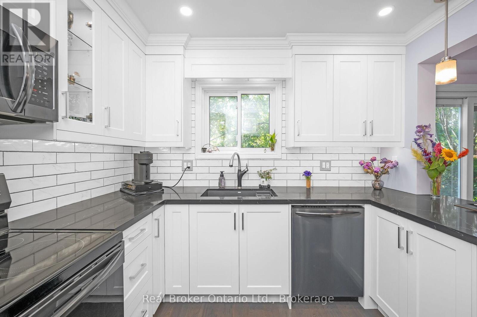 163 Ross Lane, Oakville (Ro River Oaks), ON - Indoor Photo Showing Kitchen With Upgraded Kitchen