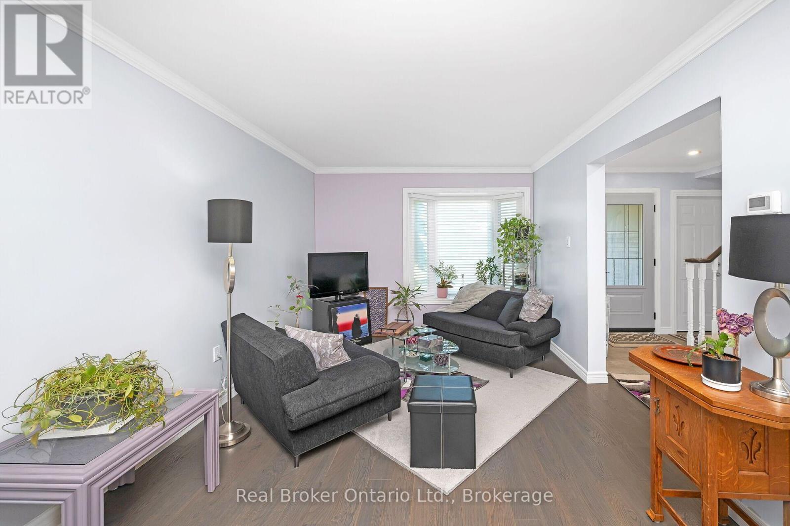 163 Ross Lane, Oakville (Ro River Oaks), ON - Indoor Photo Showing Living Room