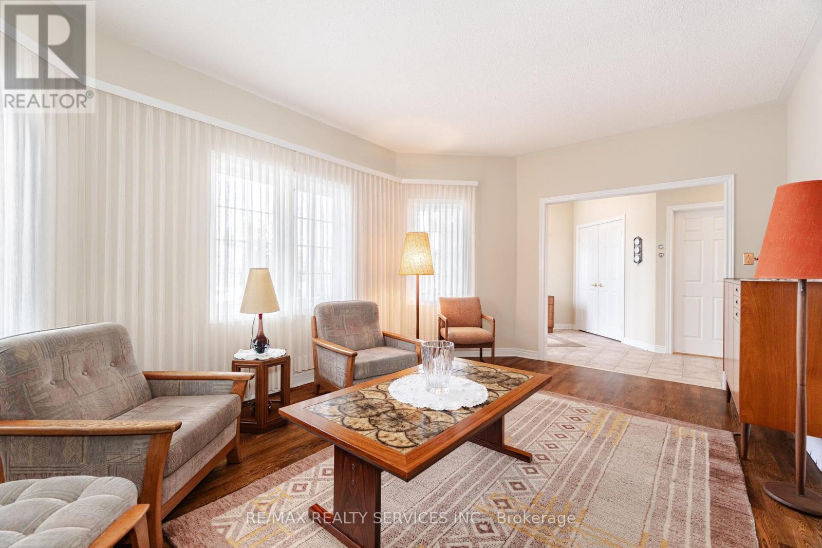 10 Orchard Park Gate, Brampton, ON - Indoor Photo Showing Living Room