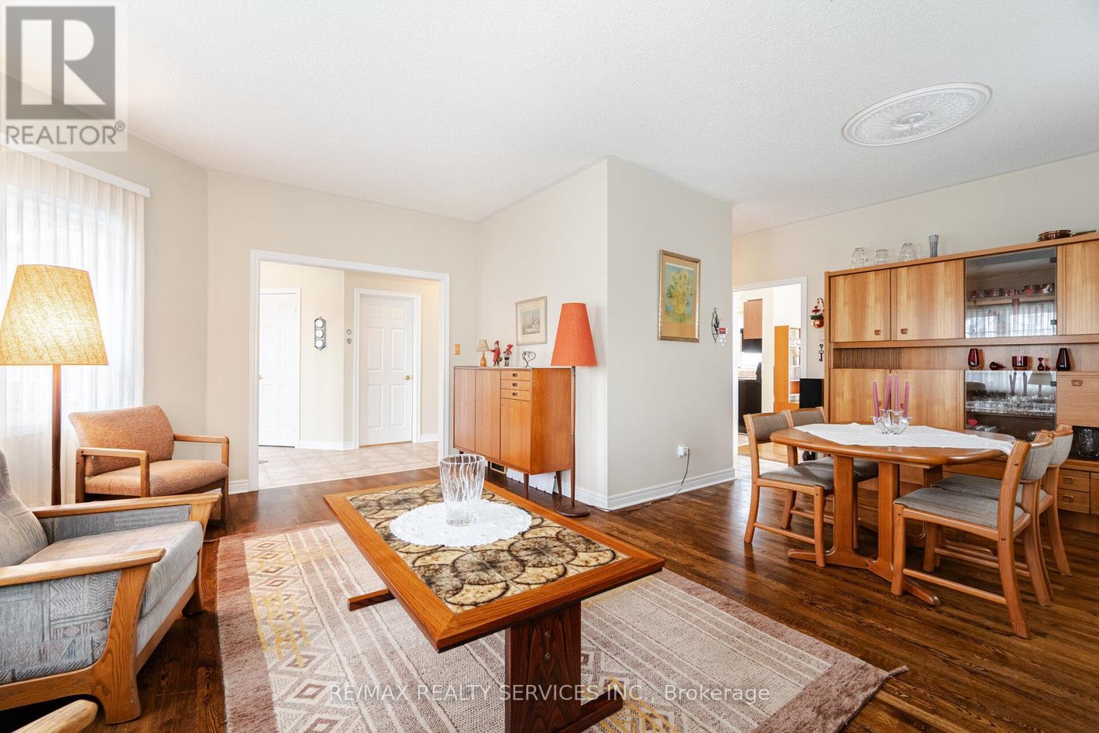 10 Orchard Park Gate, Brampton, ON - Indoor Photo Showing Living Room
