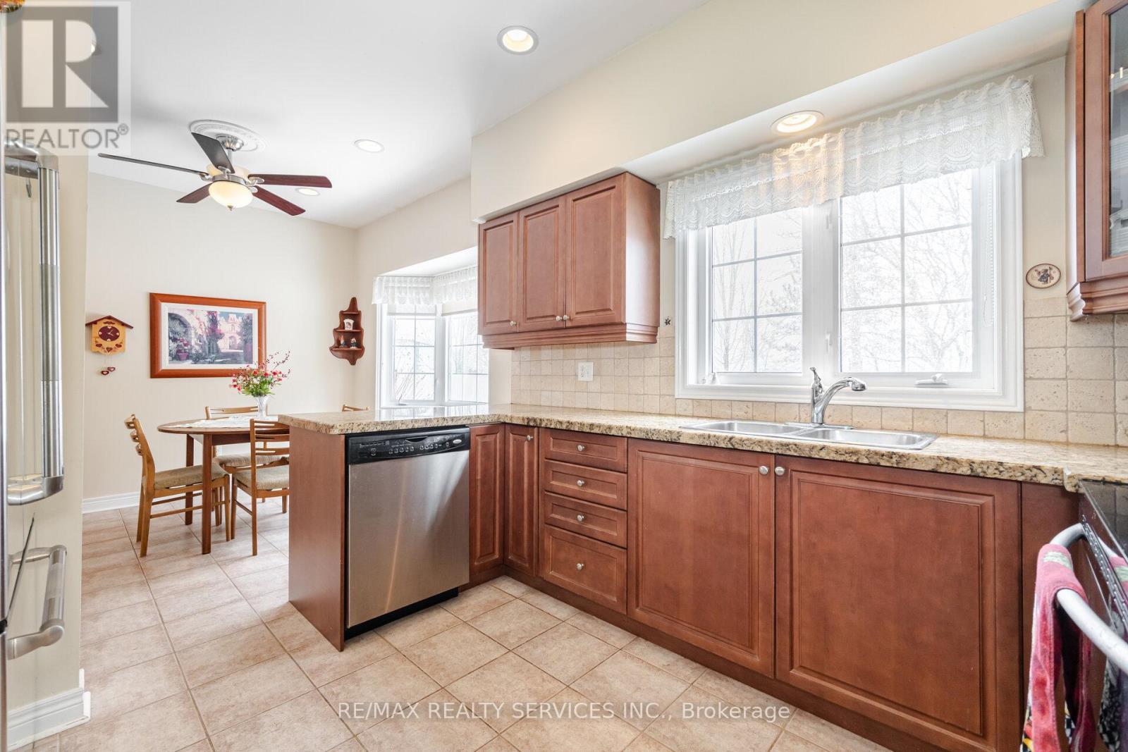 10 Orchard Park Gate, Brampton, ON - Indoor Photo Showing Kitchen With Double Sink