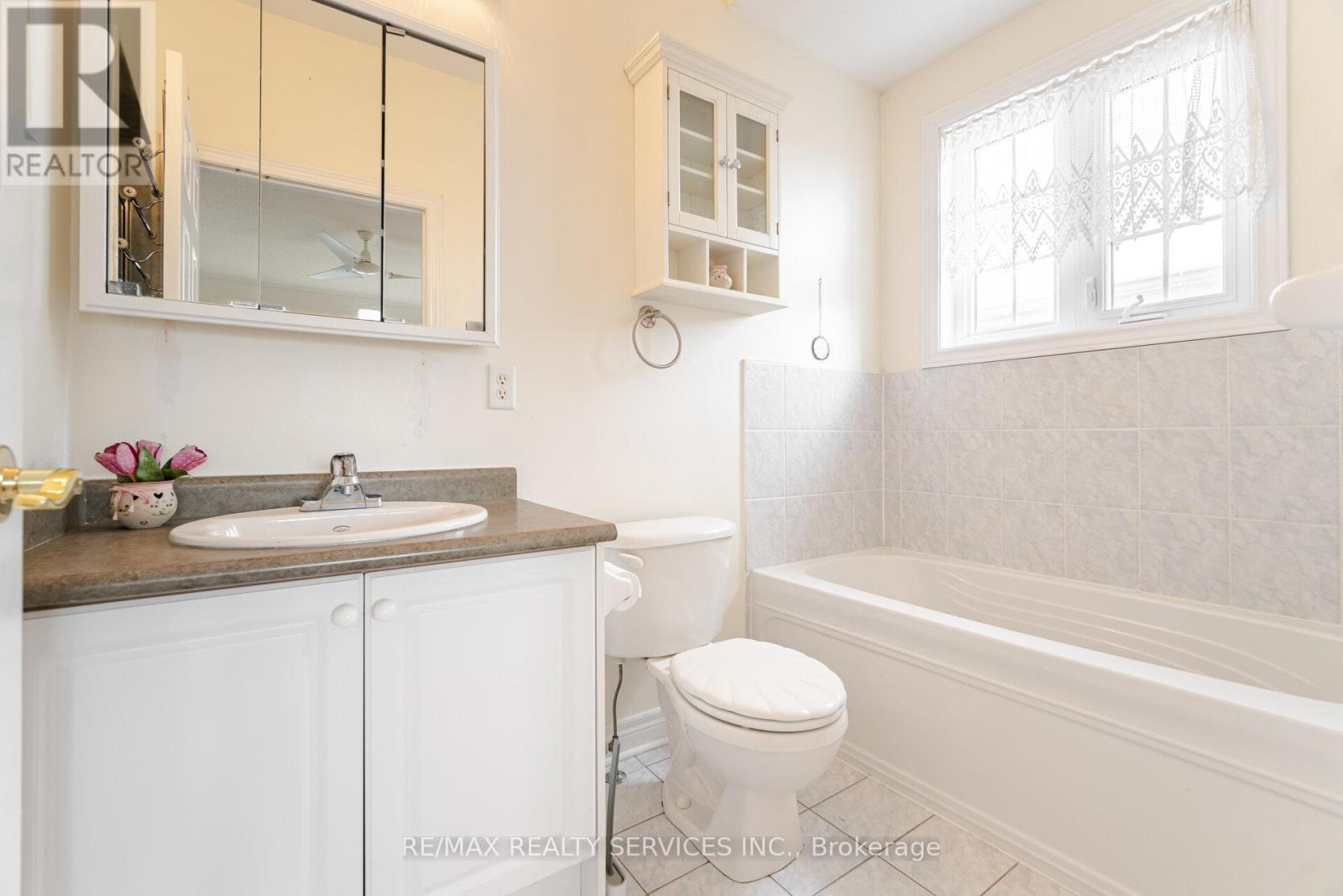 10 Orchard Park Gate, Brampton, ON - Indoor Photo Showing Bathroom