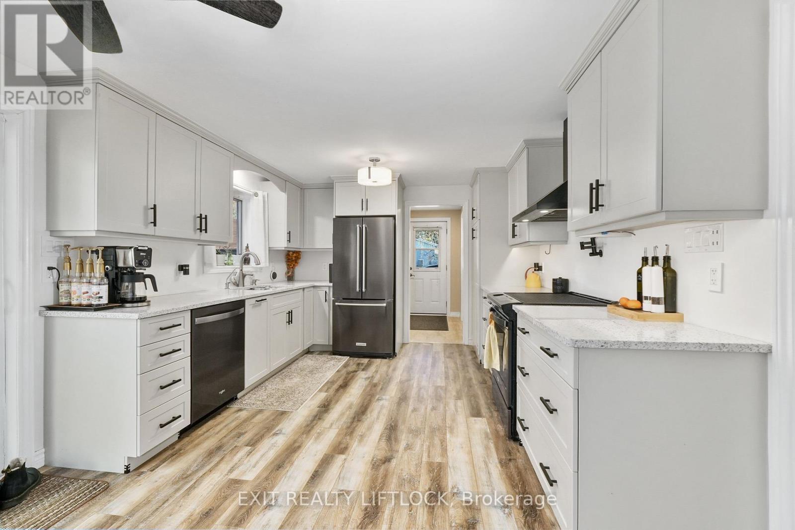 2348 18Th Line, Selwyn, ON - Indoor Photo Showing Kitchen