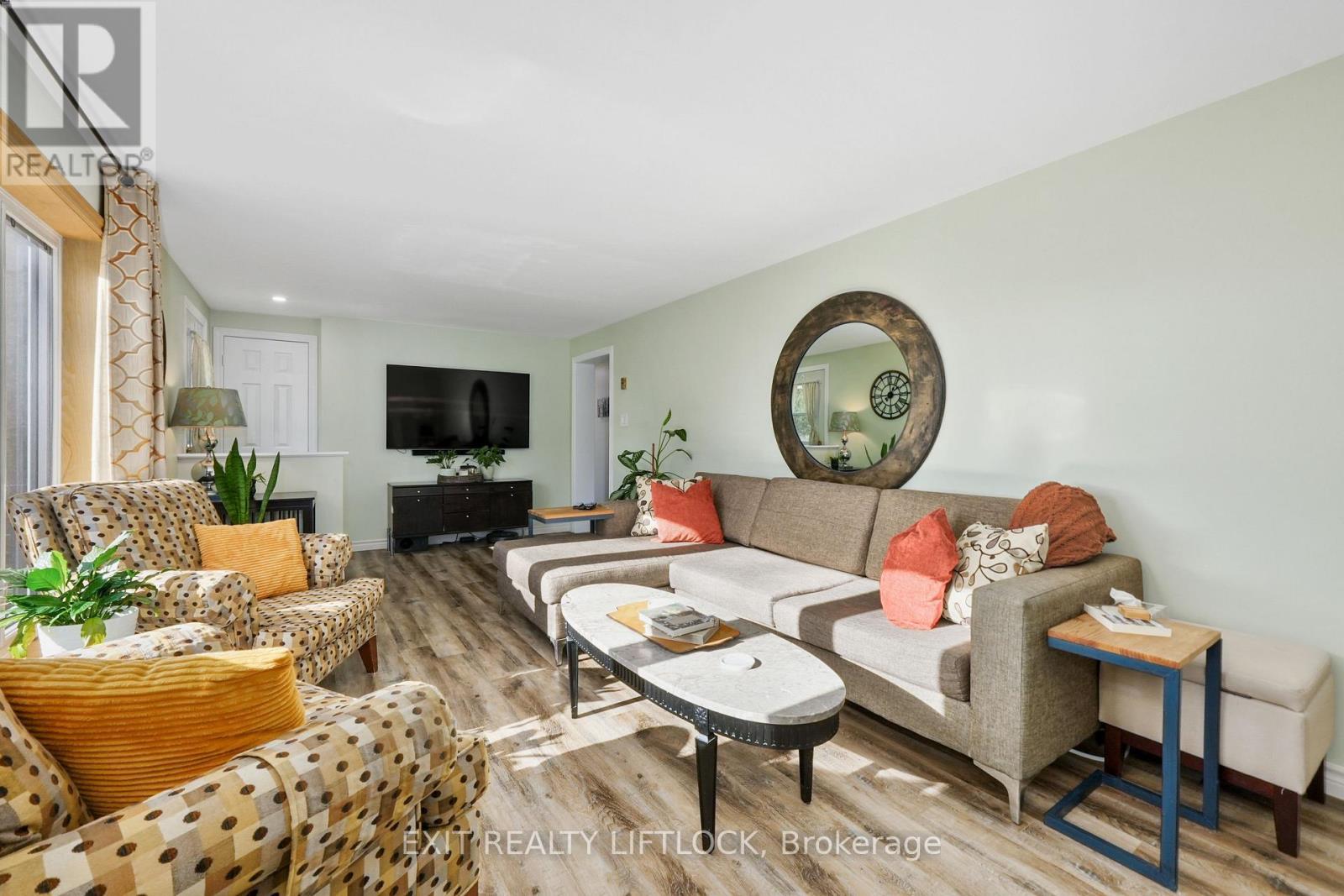 2348 18Th Line, Selwyn, ON - Indoor Photo Showing Living Room