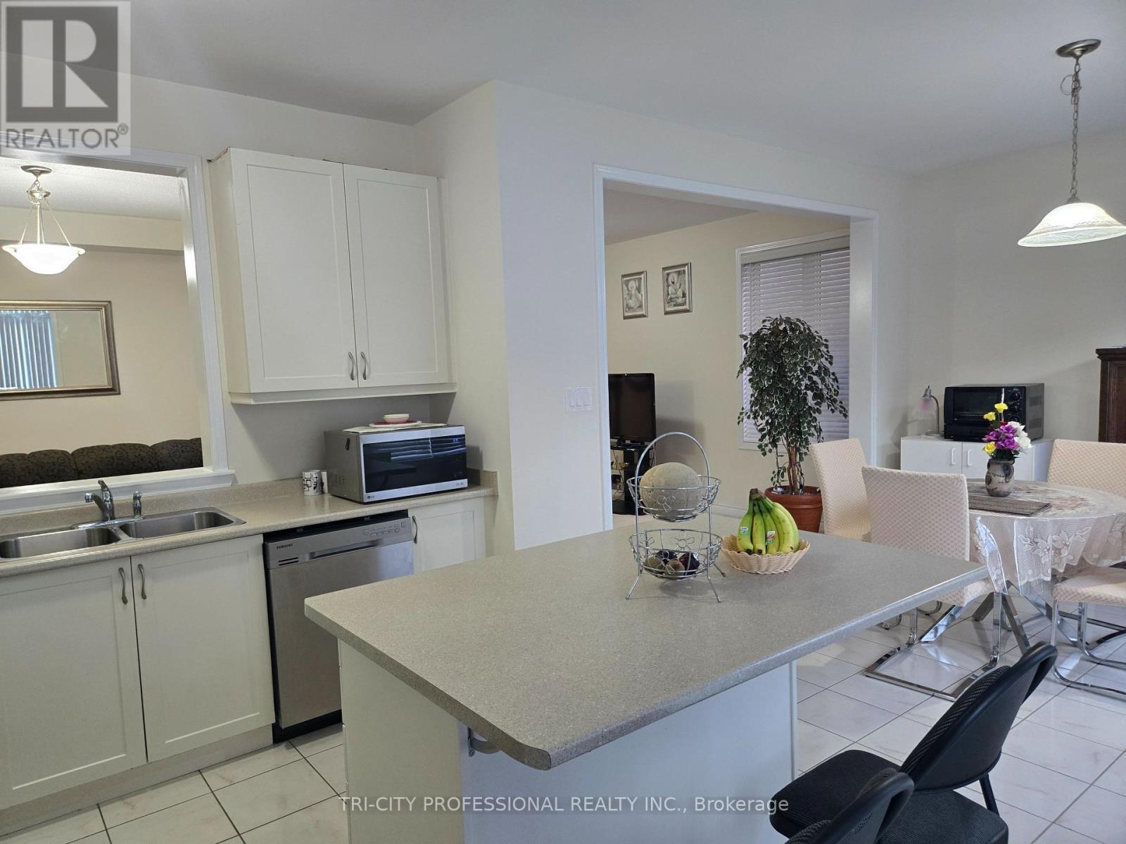 520 Edenbrook Hill Drive, Brampton, ON - Indoor Photo Showing Kitchen With Double Sink