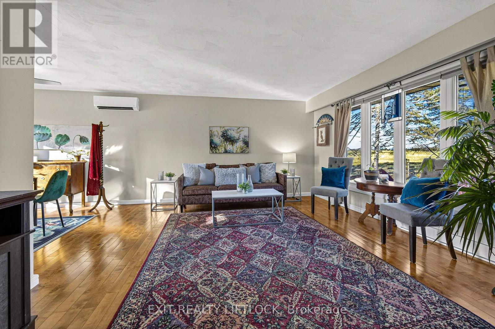 2146 Highway 7, Otonabee-South Monaghan, ON - Indoor Photo Showing Living Room