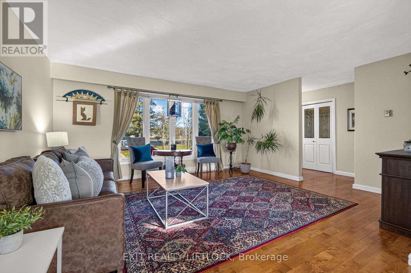 2146 Highway 7, Otonabee-South Monaghan, ON - Indoor Photo Showing Living Room