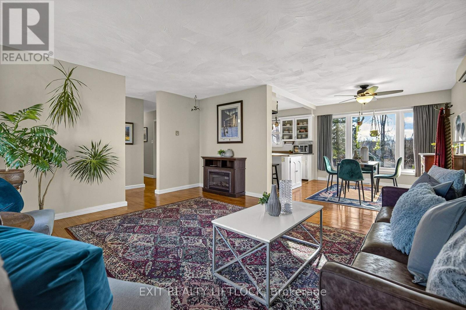 2146 Highway 7, Otonabee-South Monaghan, ON - Indoor Photo Showing Living Room