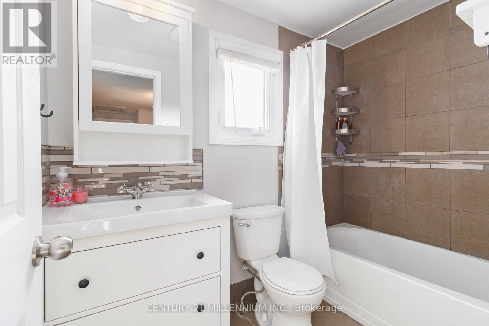 53 Courtleigh Square, Brampton, ON - Indoor Photo Showing Bathroom