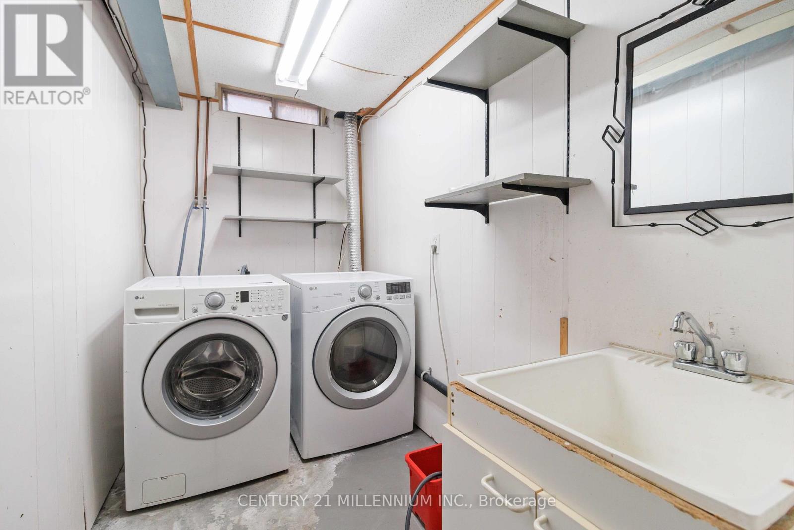 53 Courtleigh Square, Brampton, ON - Indoor Photo Showing Laundry Room