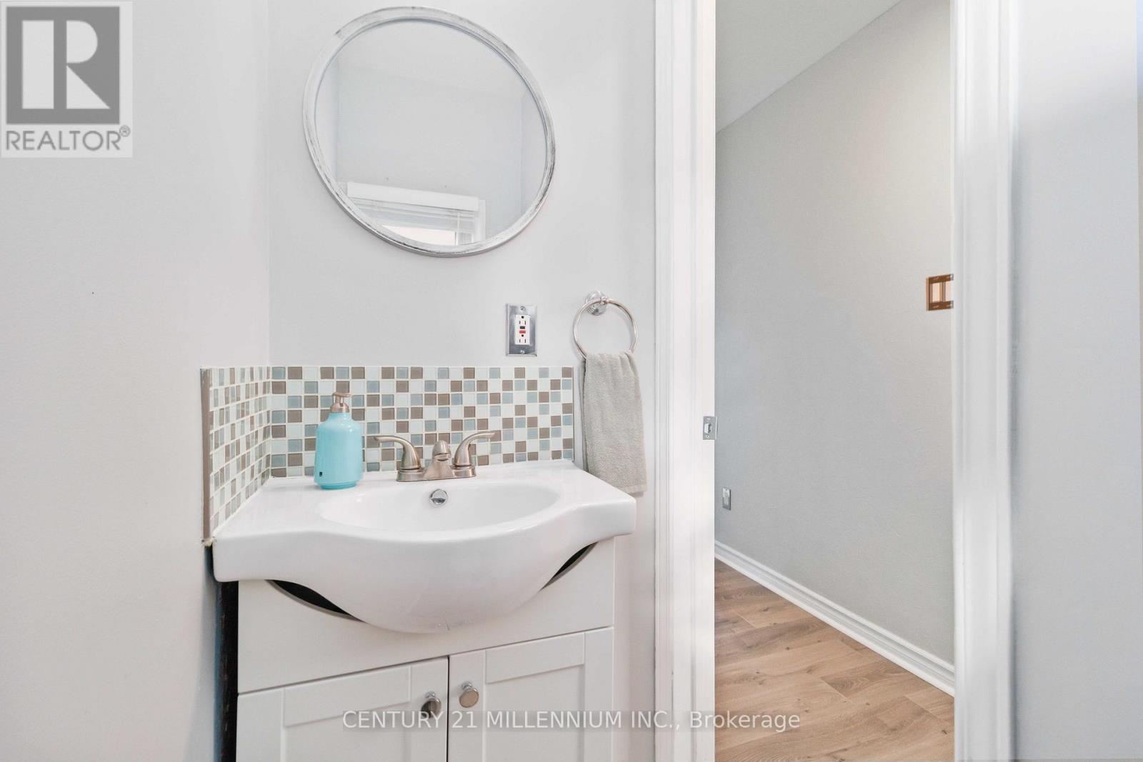 53 Courtleigh Square, Brampton, ON - Indoor Photo Showing Bathroom