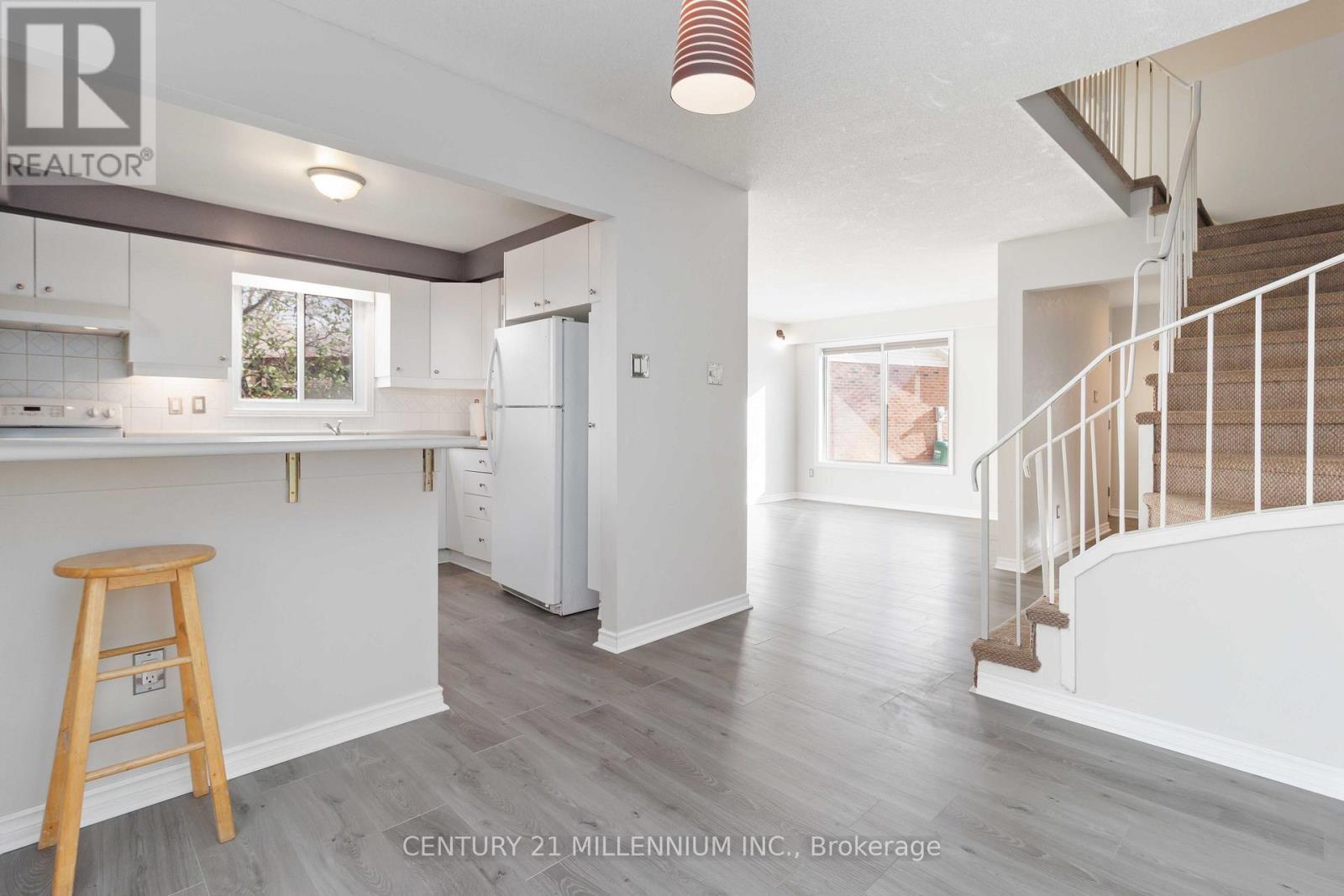 53 Courtleigh Square, Brampton, ON - Indoor Photo Showing Kitchen
