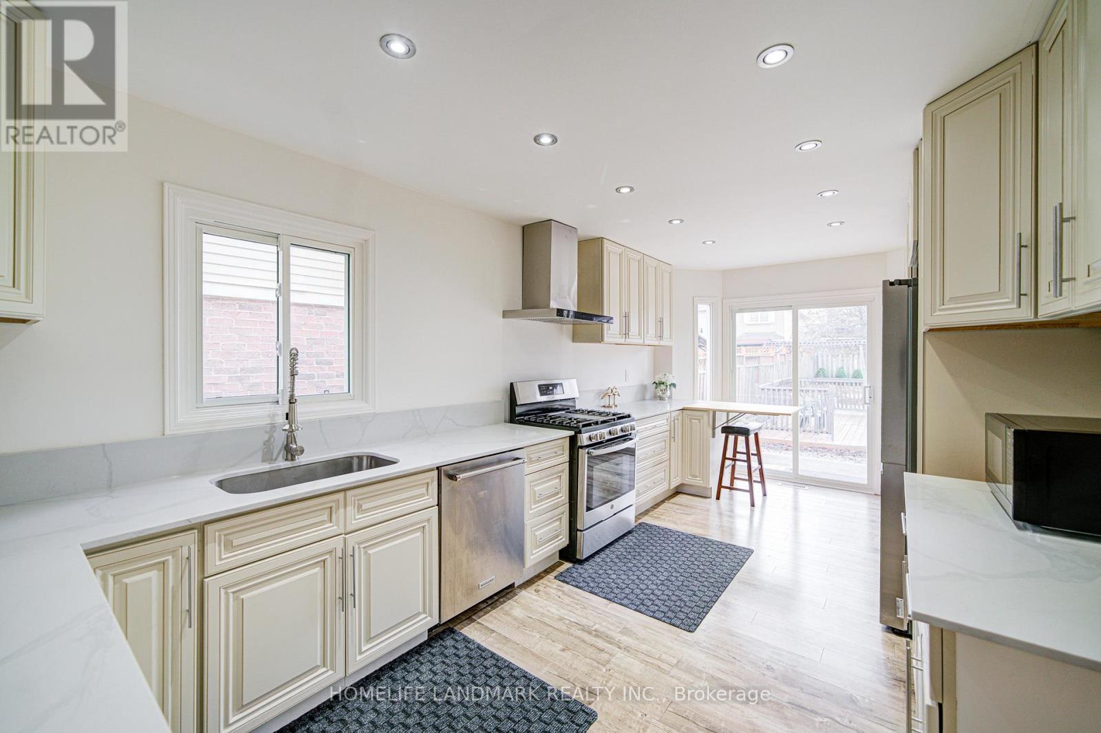 3531 Ingram Road, Mississauga, ON - Indoor Photo Showing Kitchen With Upgraded Kitchen