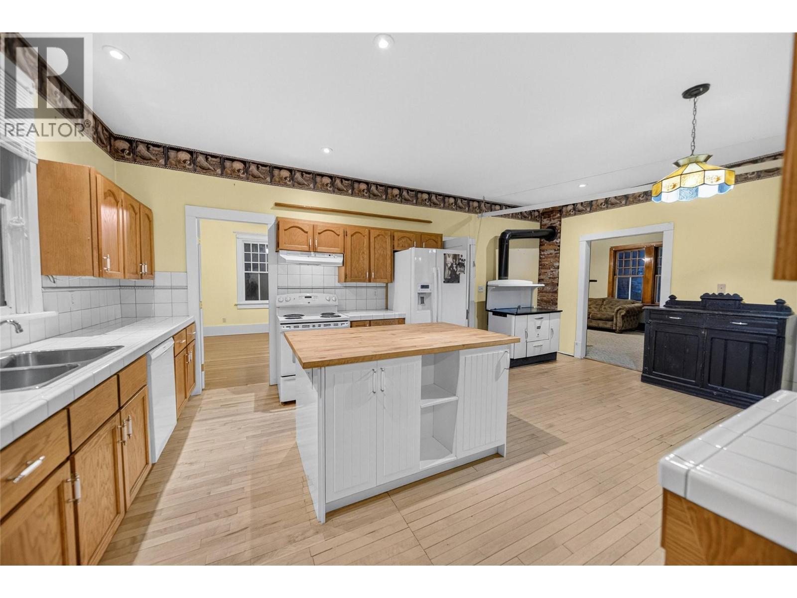 Kitchen - 892 9Th Avenue, Fernie, BC - Indoor Photo Showing Kitchen With Double Sink