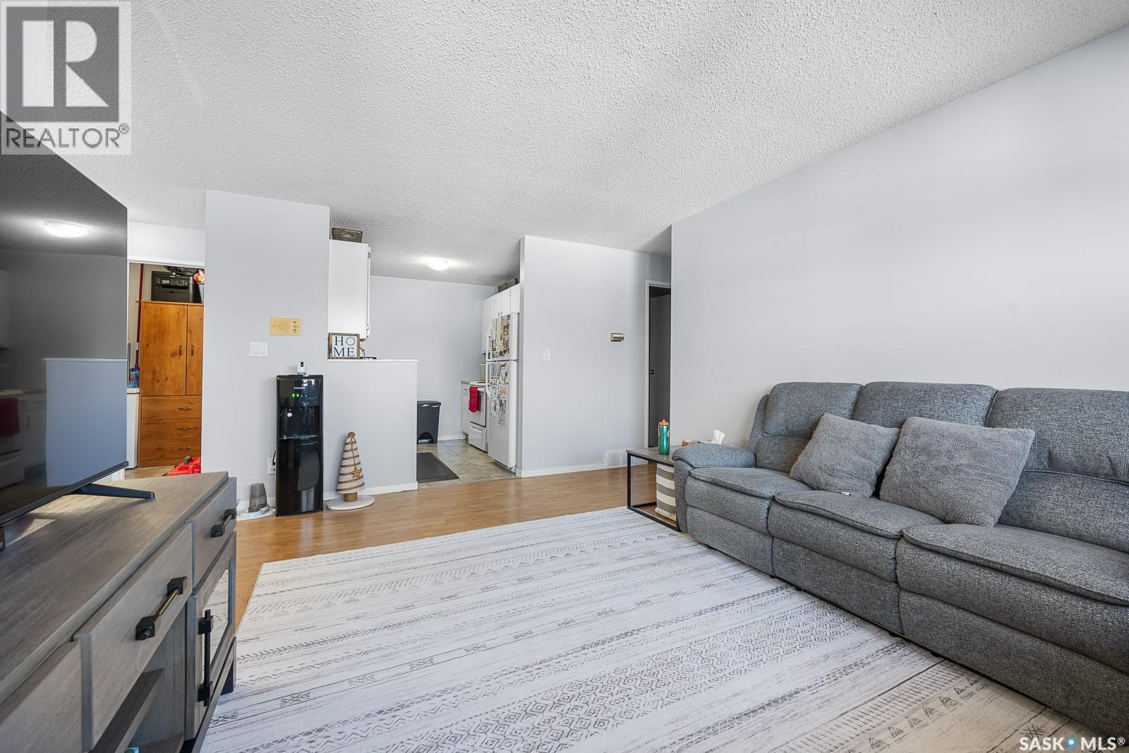 4008 Dewdney Avenue, Regina, SK - Indoor Photo Showing Living Room