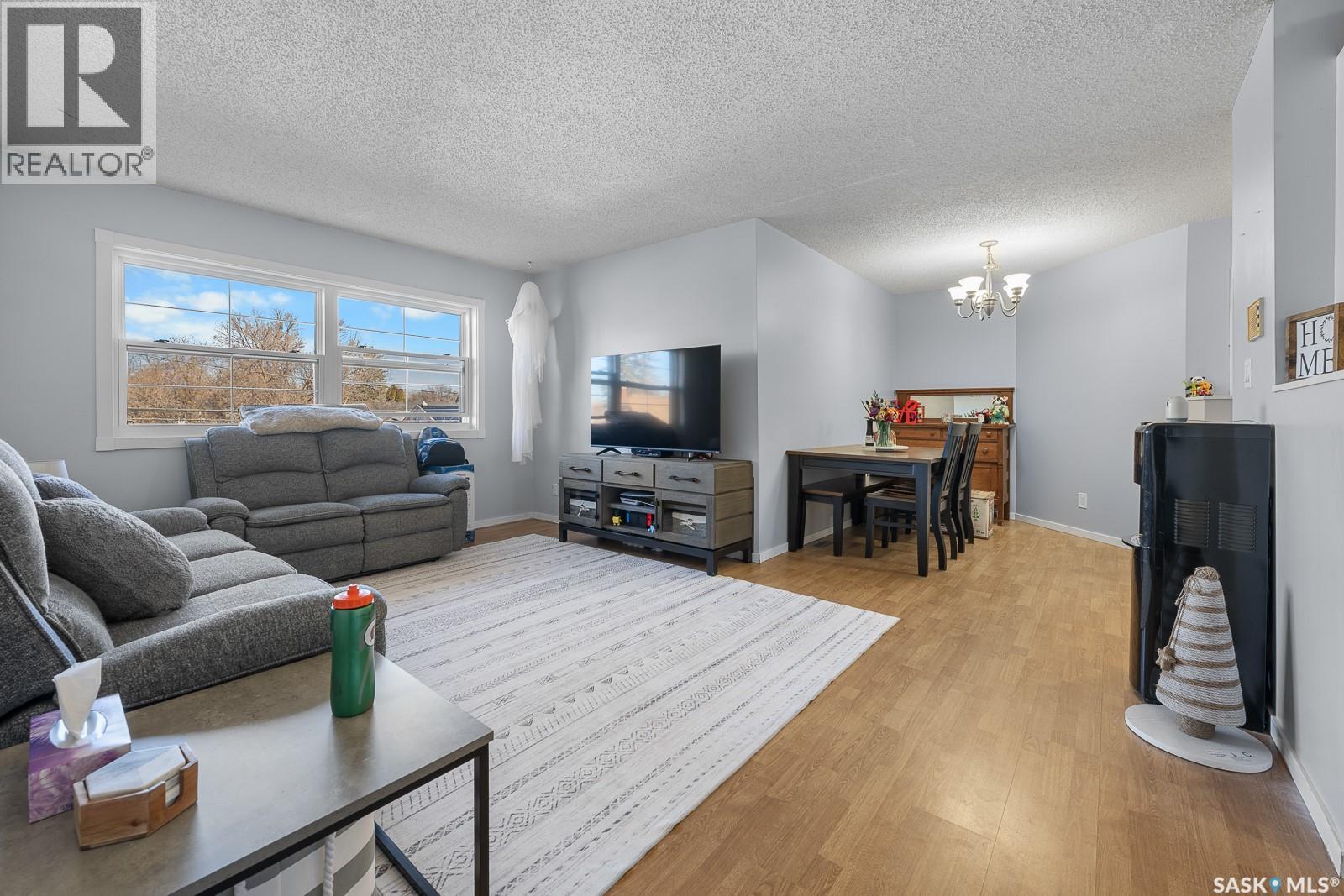 4008 Dewdney Avenue, Regina, SK - Indoor Photo Showing Living Room