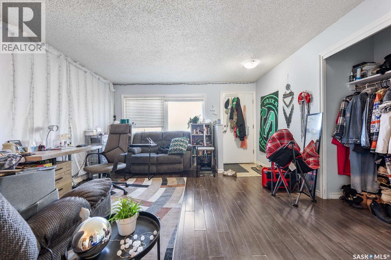 4008 Dewdney Avenue, Regina, SK - Indoor