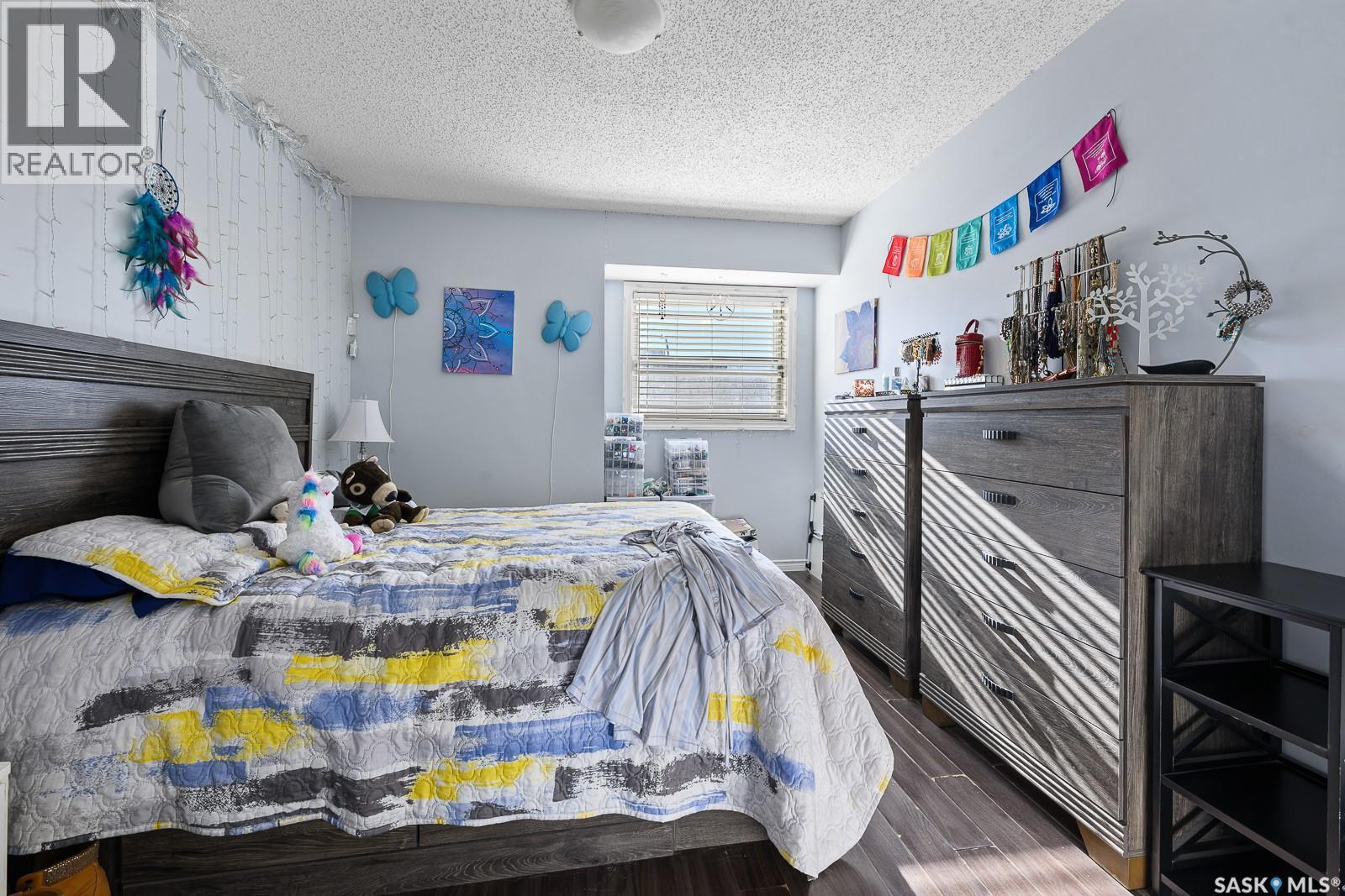 4008 Dewdney Avenue, Regina, SK - Indoor Photo Showing Bedroom