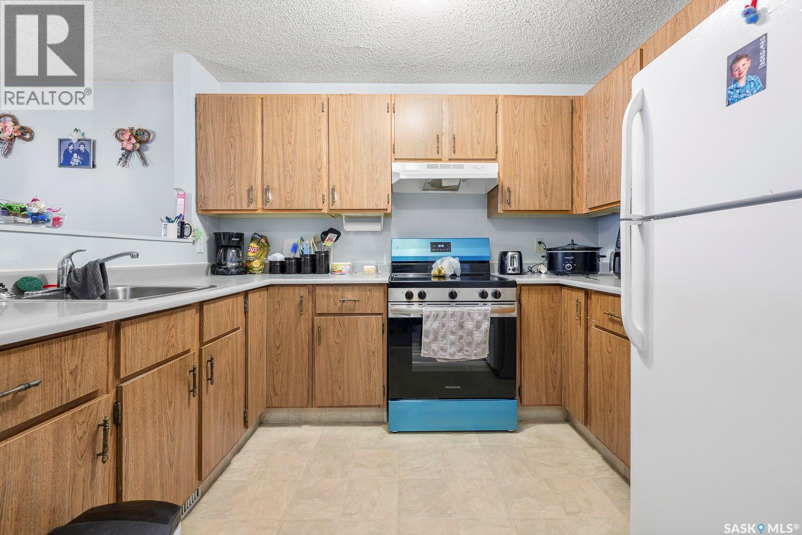 4008 Dewdney Avenue, Regina, SK - Indoor Photo Showing Kitchen
