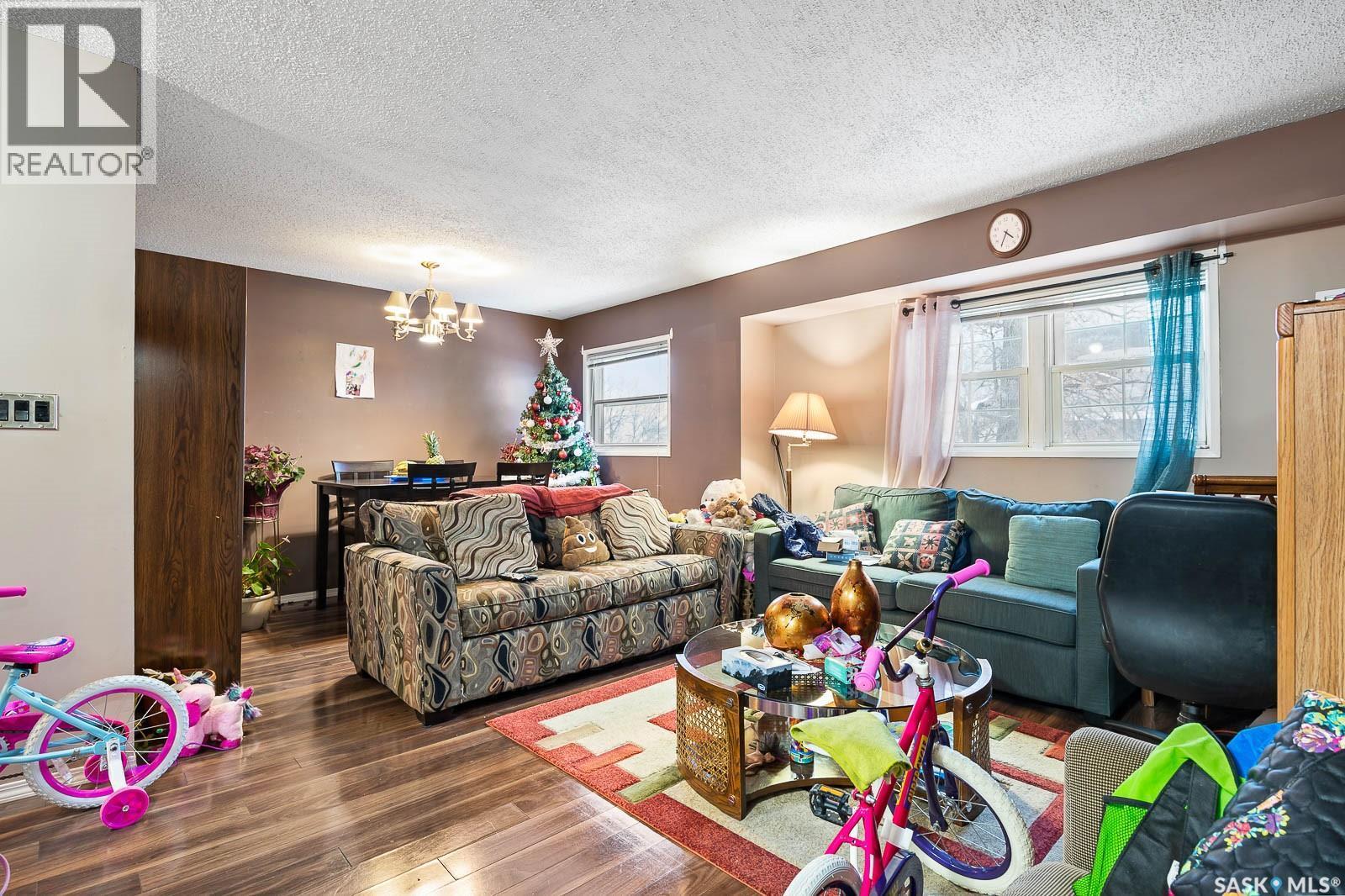 4008 Dewdney Avenue, Regina, SK - Indoor Photo Showing Living Room