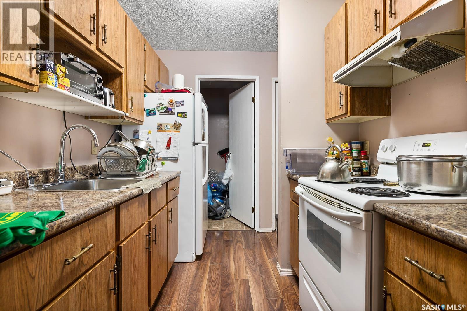 4008 Dewdney Avenue, Regina, SK - Indoor Photo Showing Kitchen