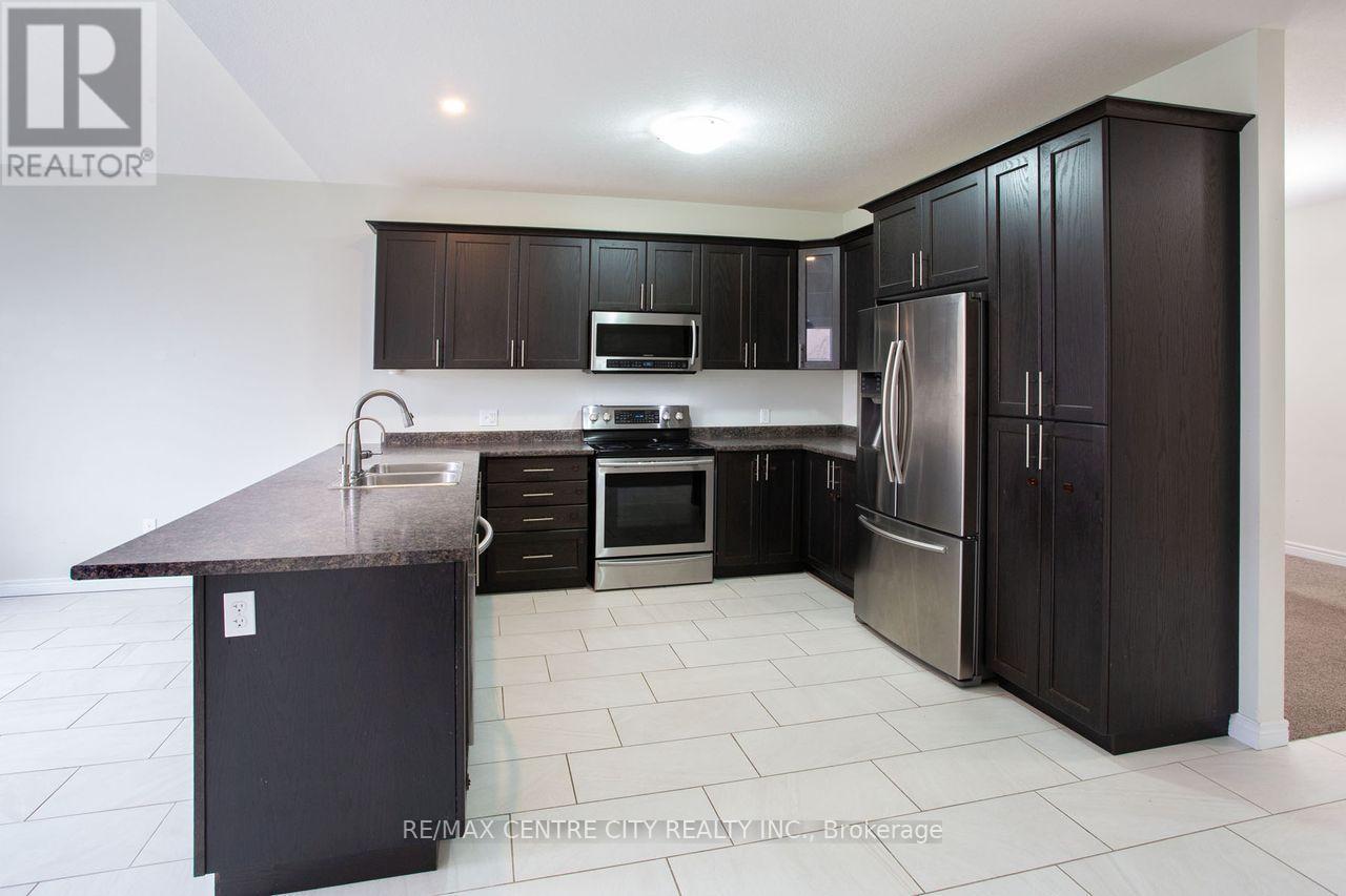 2503 Leeds Crossing, London South (South U), ON - Indoor Photo Showing Kitchen With Double Sink