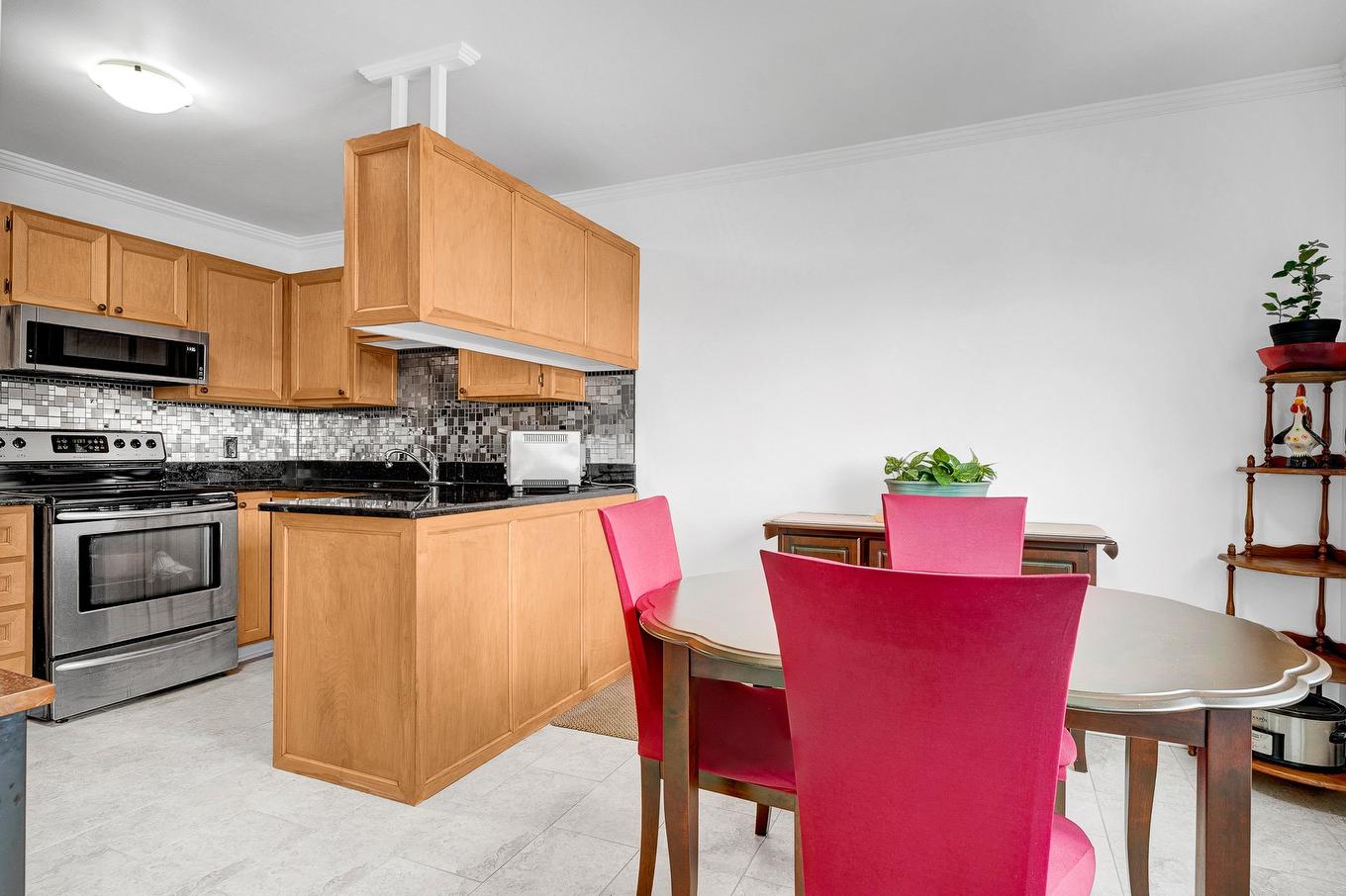 Salle à manger - 402-3360 Rue Charles-Best, Laval (Chomedey), QC - Indoor Photo Showing Kitchen