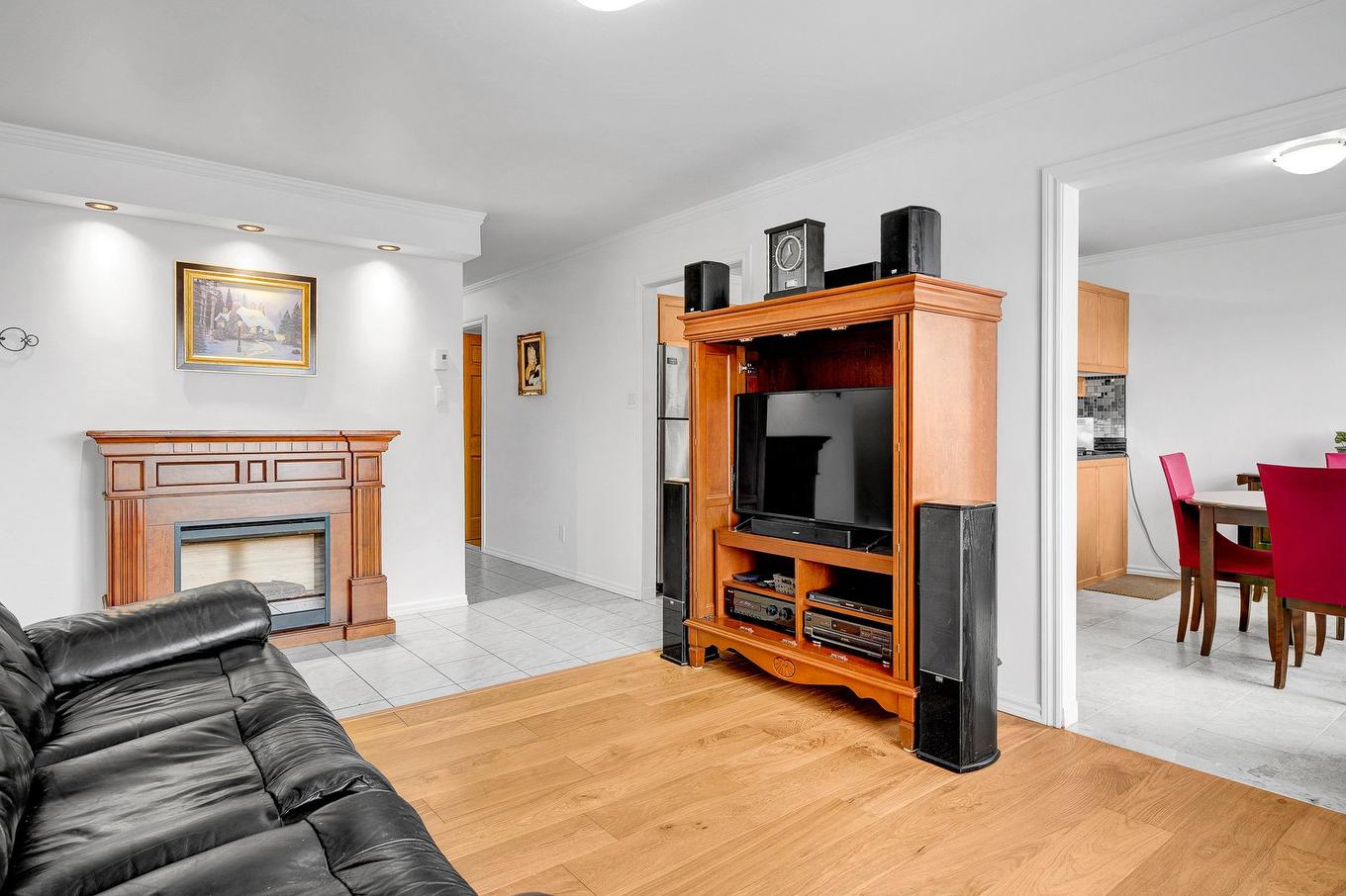 Salon - 402-3360 Rue Charles-Best, Laval (Chomedey), QC - Indoor Photo Showing Living Room With Fireplace