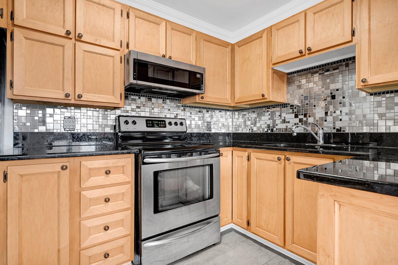 Cuisine - 402-3360 Rue Charles-Best, Laval (Chomedey), QC - Indoor Photo Showing Kitchen With Double Sink